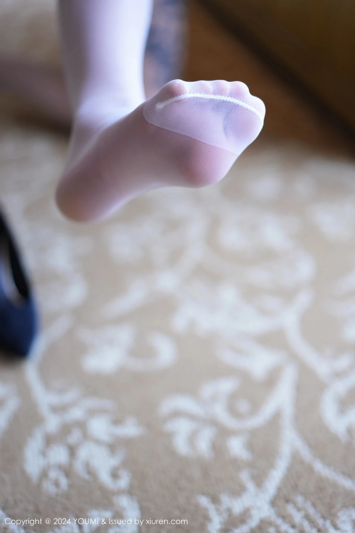 秀人集.com_[YouMi尤蜜荟]Vol.1068_模特赵可欣baby性感黑色轻透连衣裙配白丝袜秀曼妙身姿诱惑写真53P