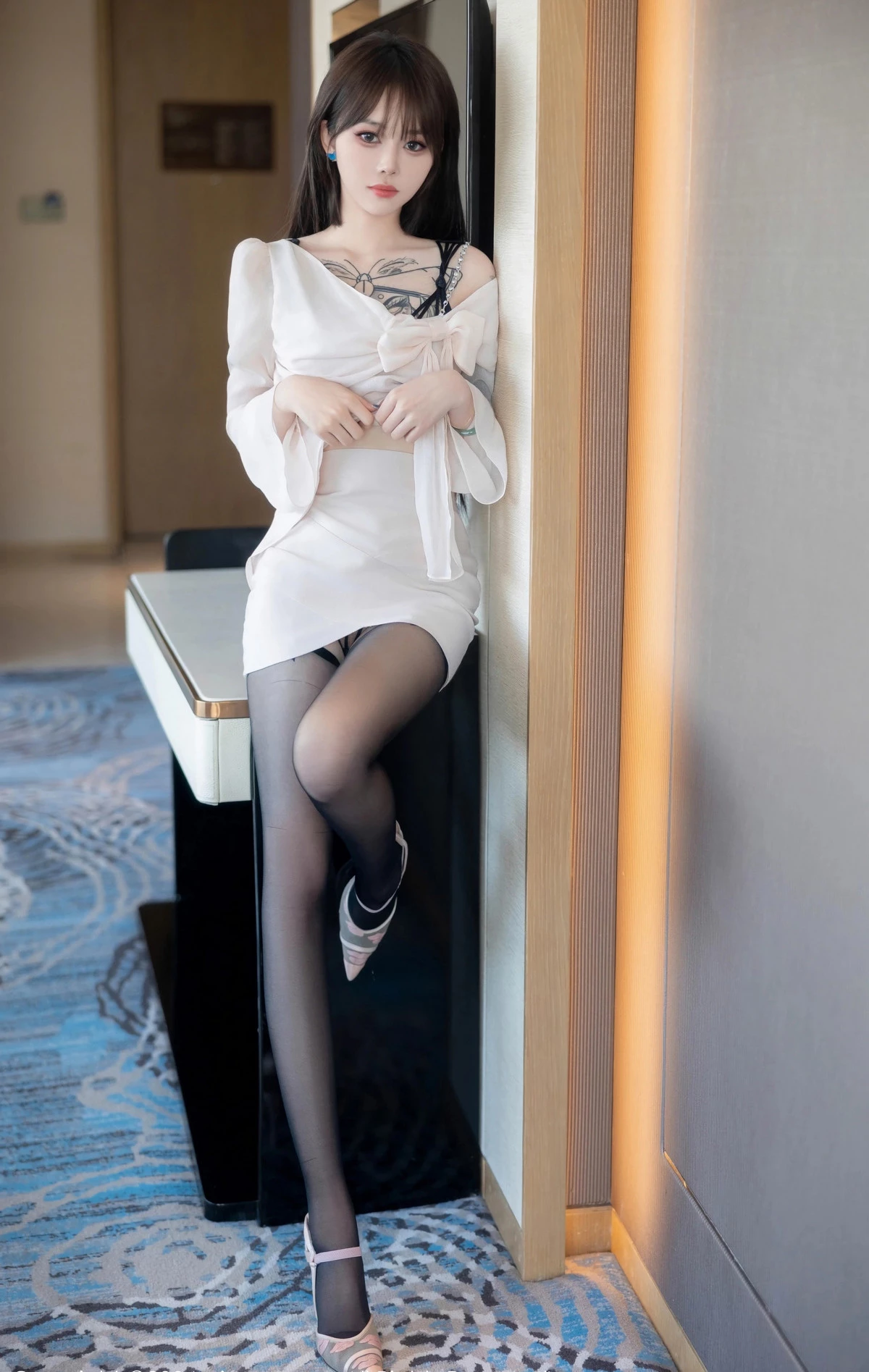 秀人集.com_[XiuRen秀人网]No.8591_模特奶瓶性感白色上衣露黑色情趣服饰配黑丝吊袜秀美腿诱惑写真85P