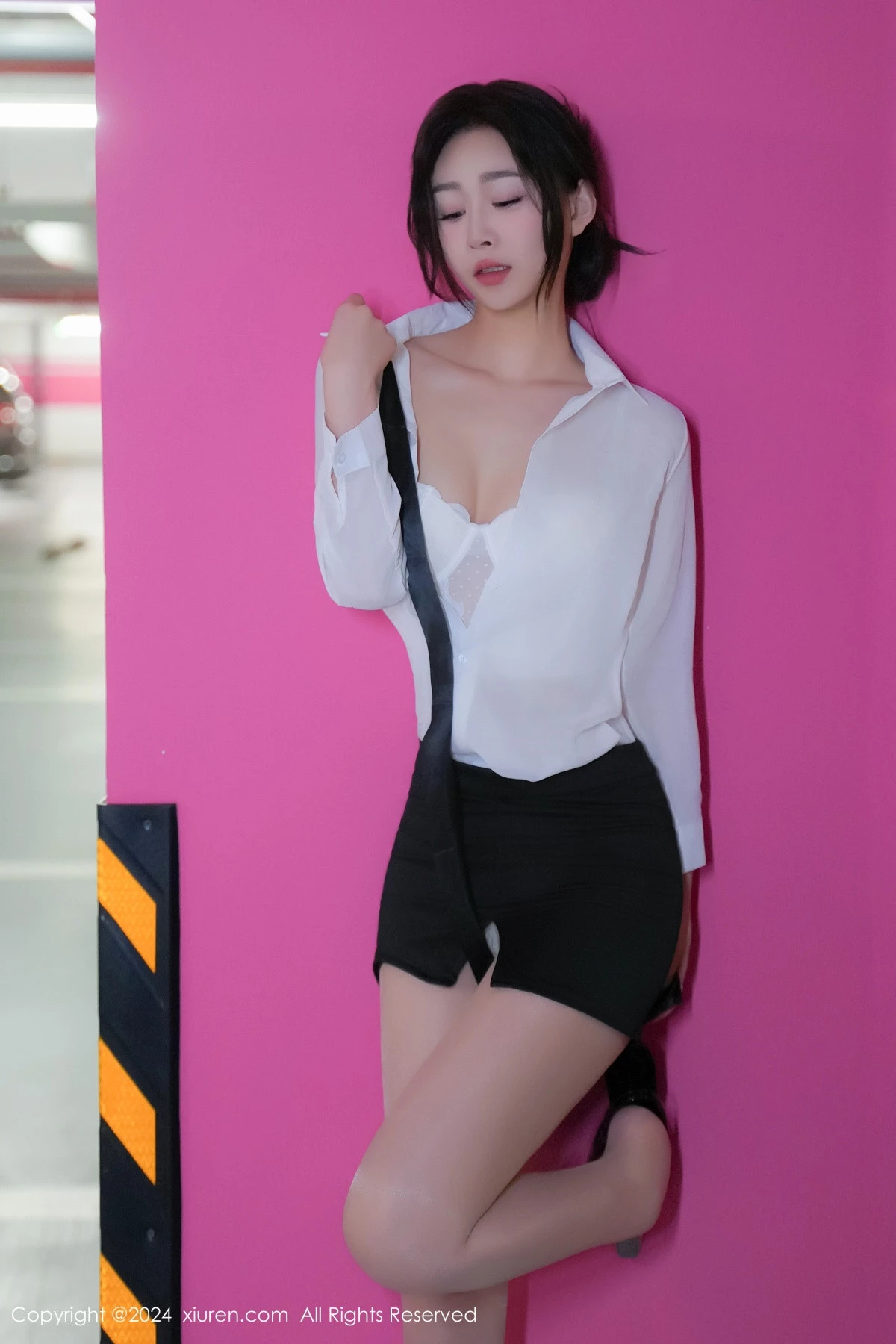 秀人集.com_[XiuRen秀人网]No.8613_模特软糖爱喝奶车内场景性感白色内衣配超薄肉丝完美诱惑写真68P