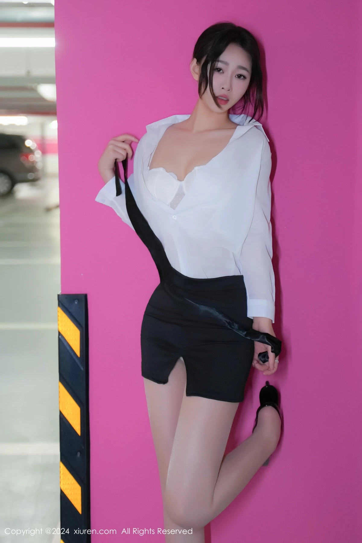 秀人集.com_[XiuRen秀人网]No.8613_模特软糖爱喝奶车内场景性感白色内衣配超薄肉丝完美诱惑写真68P