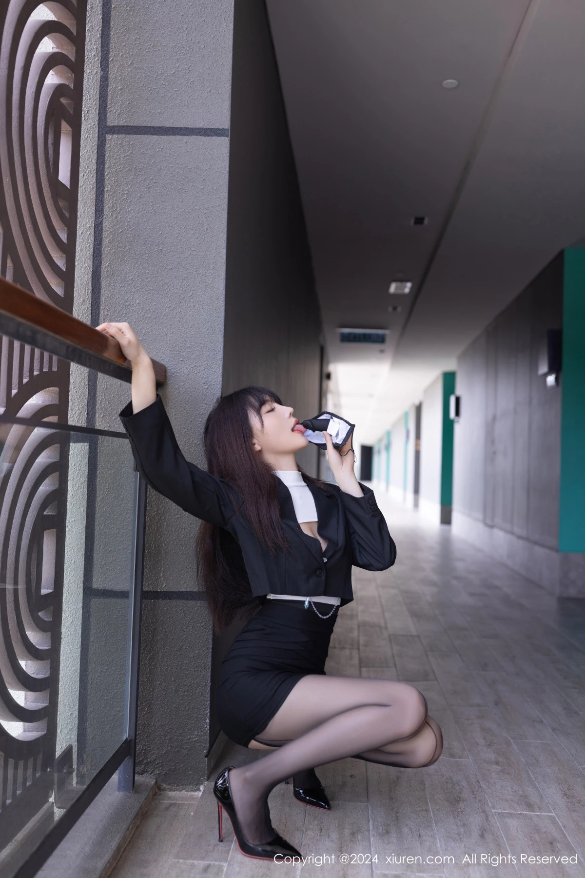 秀人集.com_[XiuRen秀人网]No.8627_模特陆萱萱性感白色露胸服饰配黑丝吊袜秀完美身材迷人诱惑写真80P