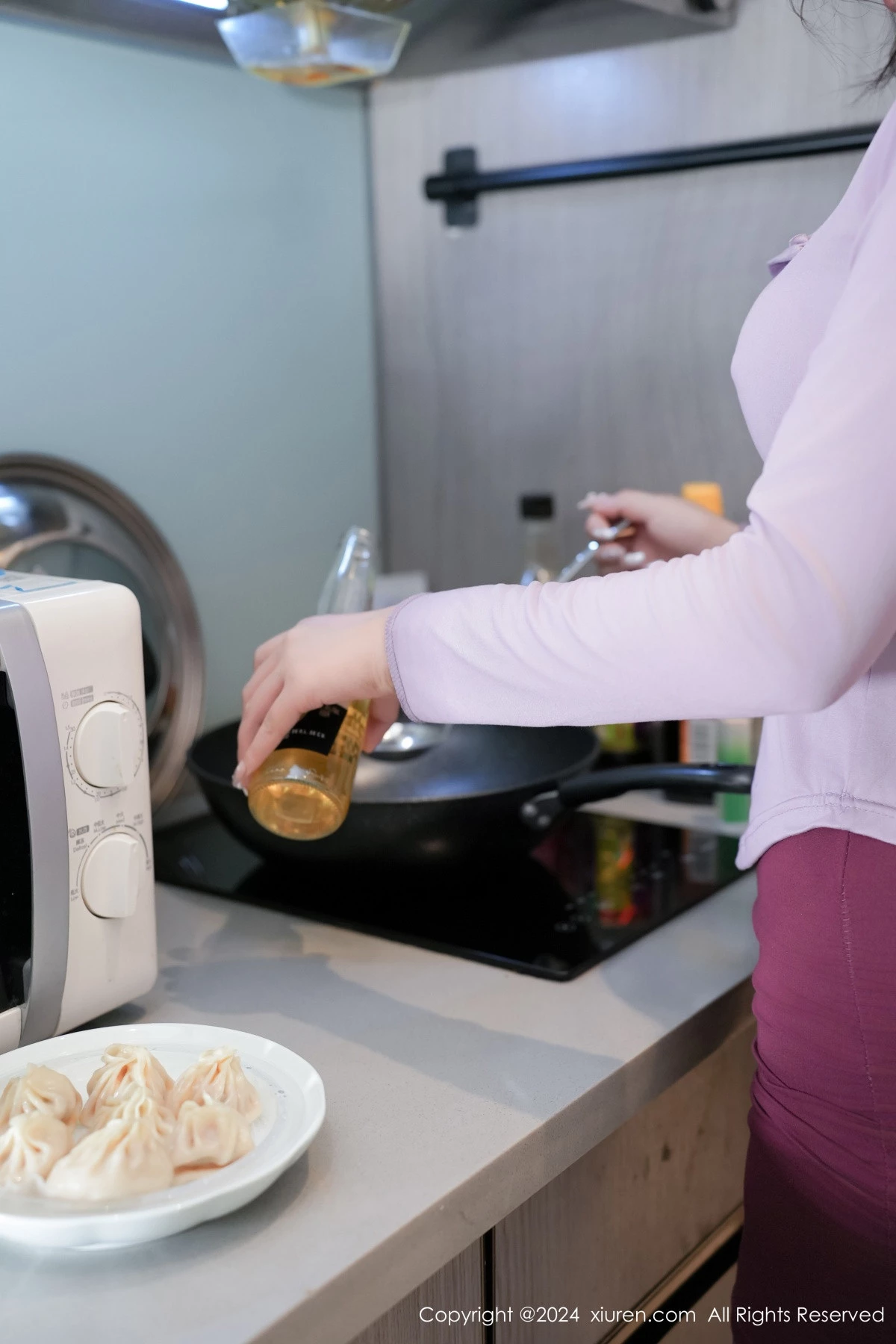 秀人集.com_[XiuRen秀人网]No.8622_模特Emily尹菲厨房场景性感紫色包臀短裙配黑丝吊袜秀美腿写真84P