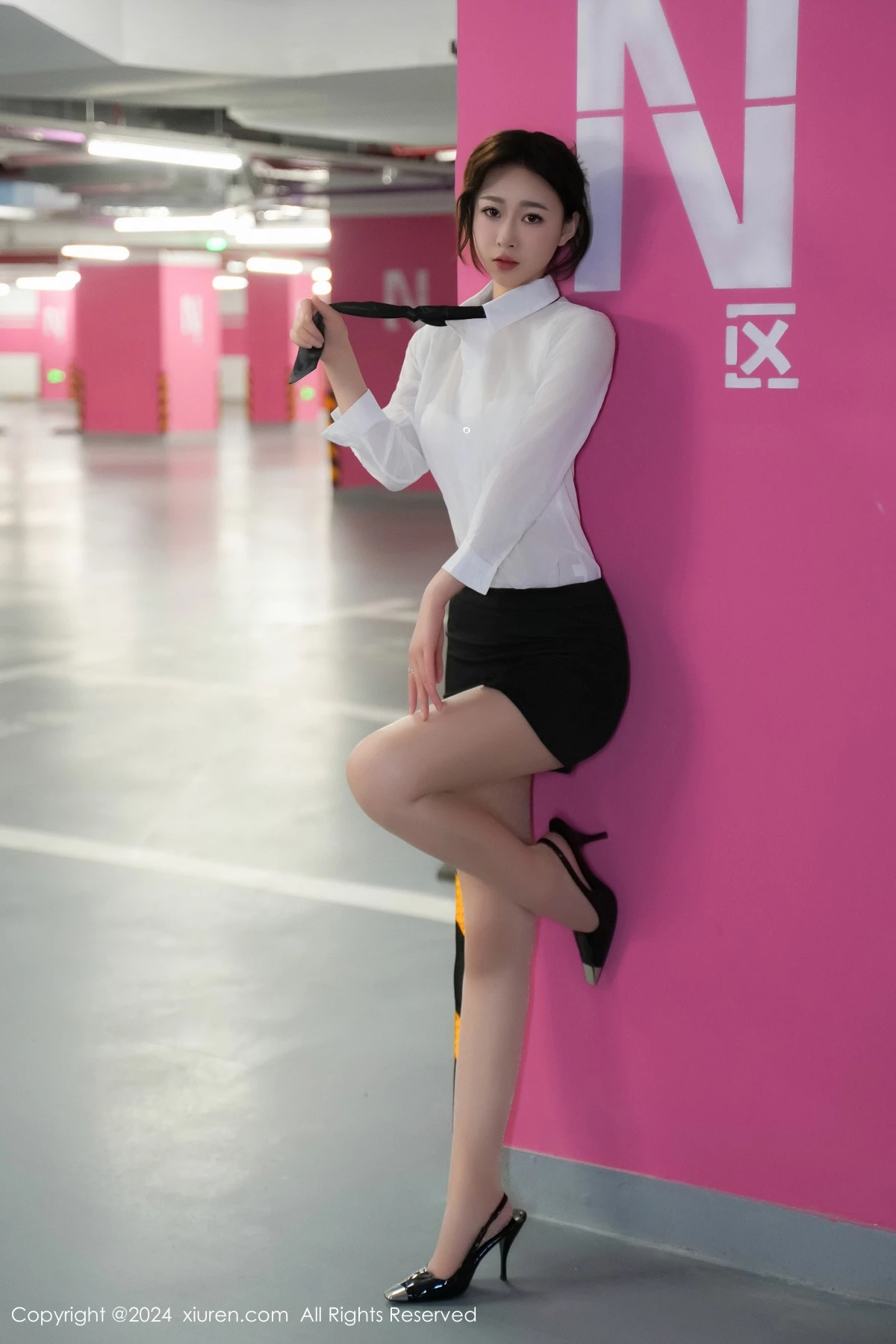 秀人集.com_[XiuRen秀人网]No.8613_模特软糖爱喝奶车内场景性感白色内衣配超薄肉丝完美诱惑写真68P