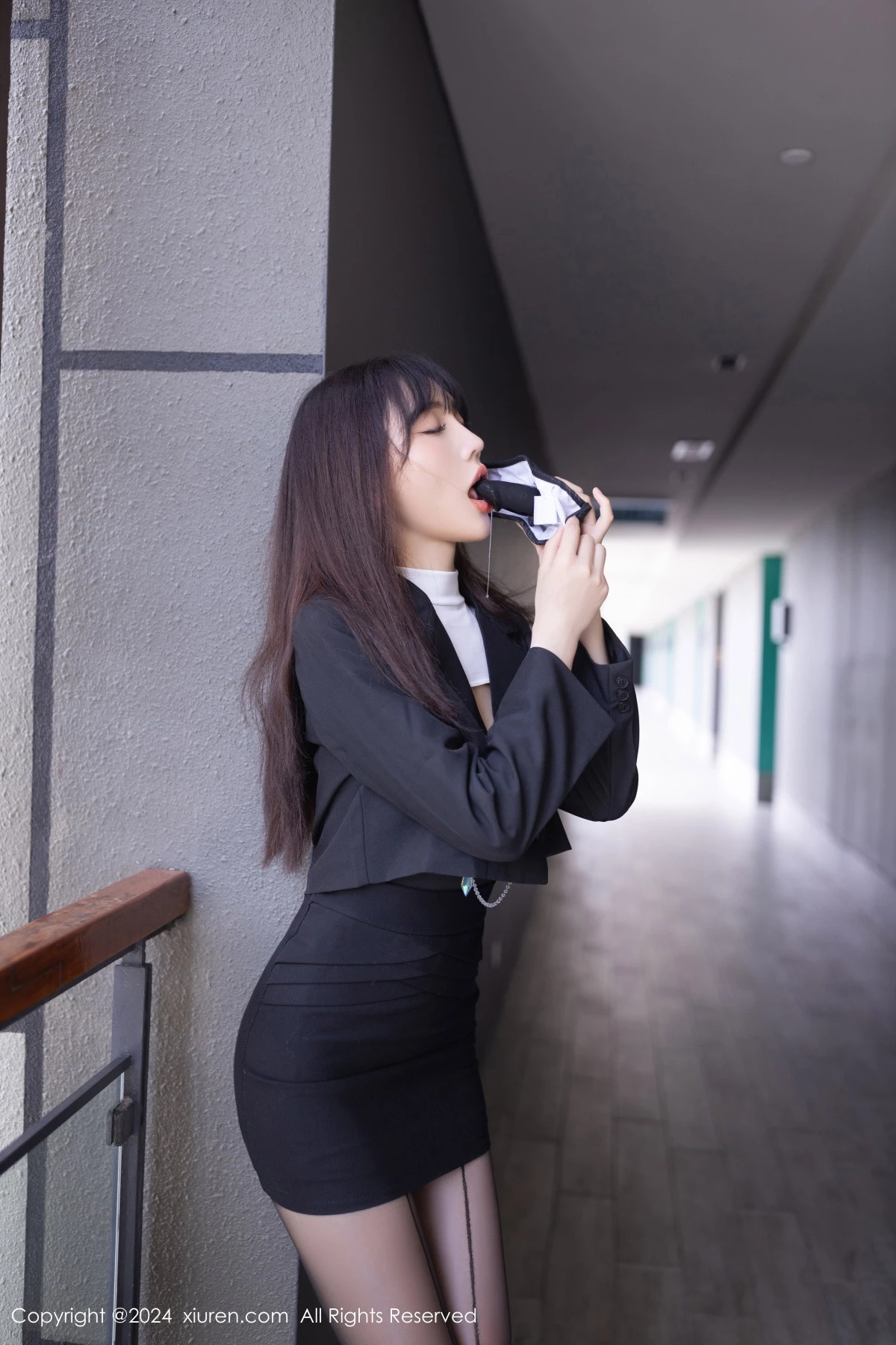 秀人集.com_[XiuRen秀人网]No.8627_模特陆萱萱性感白色露胸服饰配黑丝吊袜秀完美身材迷人诱惑写真80P