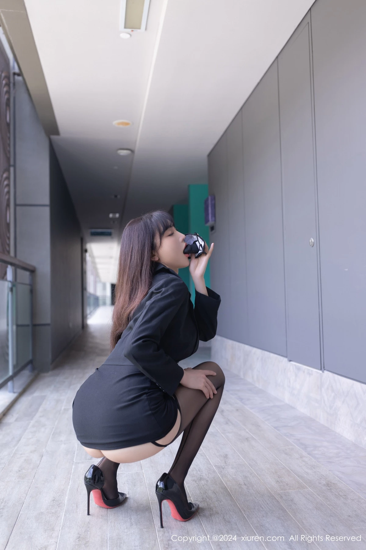 秀人集.com_[XiuRen秀人网]No.8627_模特陆萱萱性感白色露胸服饰配黑丝吊袜秀完美身材迷人诱惑写真80P