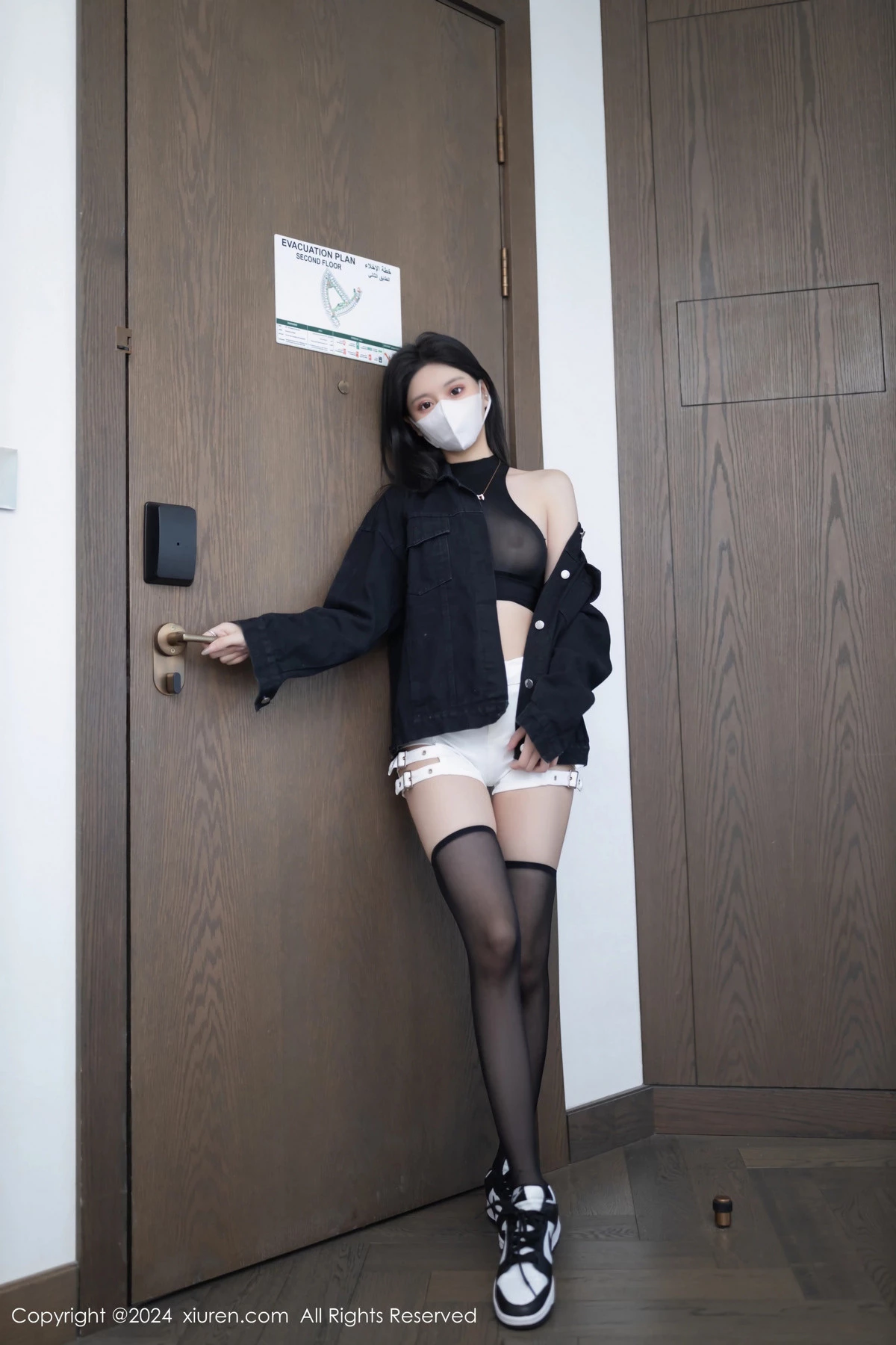 秀人集.com_[XiuRen秀人网]No.8636_模特幼幼黑色外衣露性感黑色轻透内衣配黑丝袜秀美腿诱惑写真80P