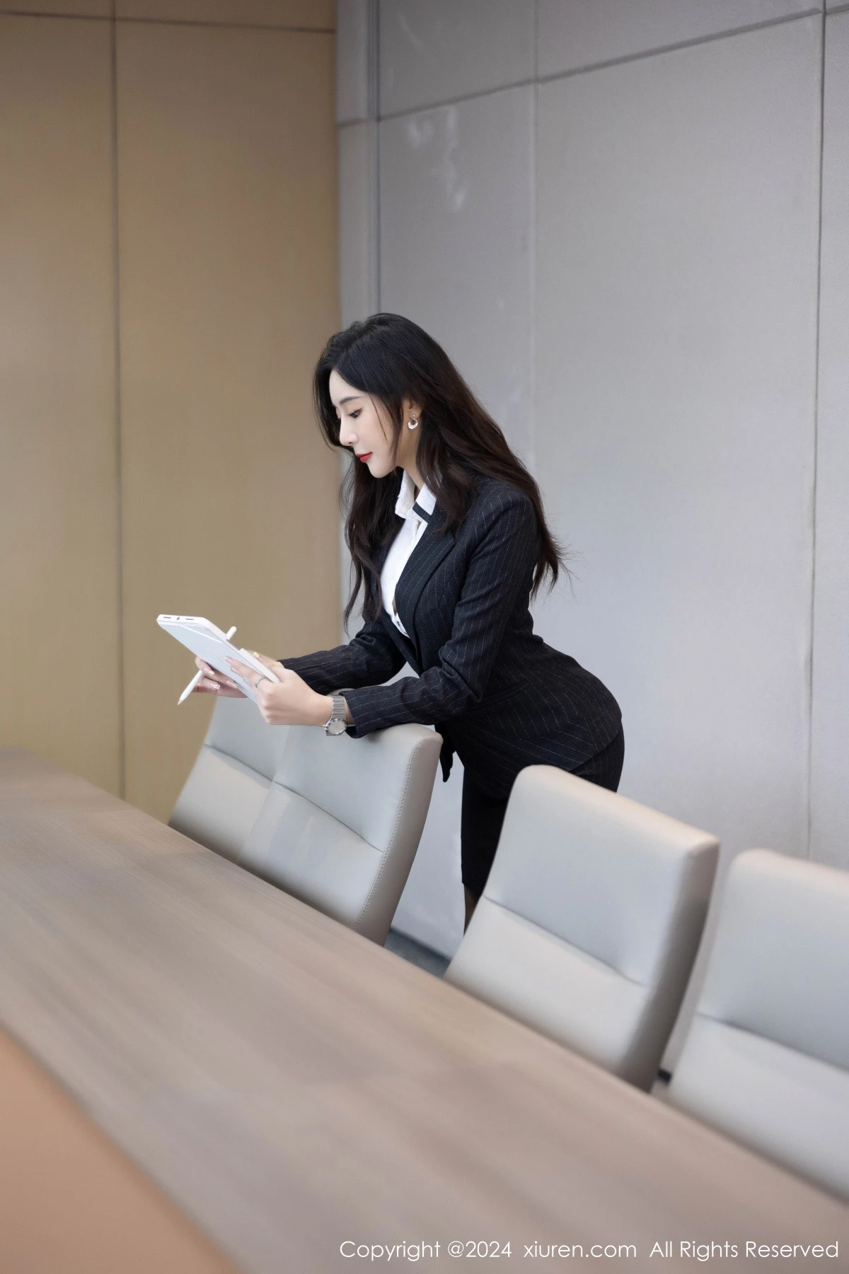 秀人集.com_[XiuRen秀人网]No.8656_女神王馨瑶yanni性感深色OL制服露粉色内衣配超薄黑丝诱惑写真85P