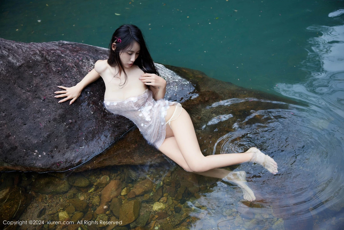 秀人集.com_[XiuRen秀人网]No.8659_模特Lingyu69小溪场景性感珍珠白连衣短裙秀丰腴身材诱惑写真65P