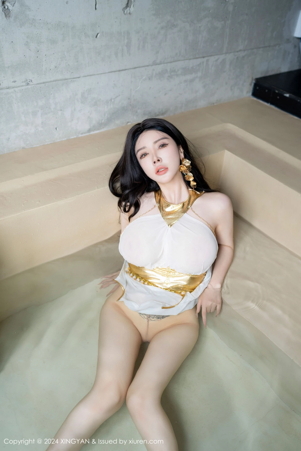 秀人集.com_[XINGYAN星颜社]VOL.238_模特潘思沁性感白色轻透连衣短裙配原色丝袜秀丰满身材诱惑写真82P