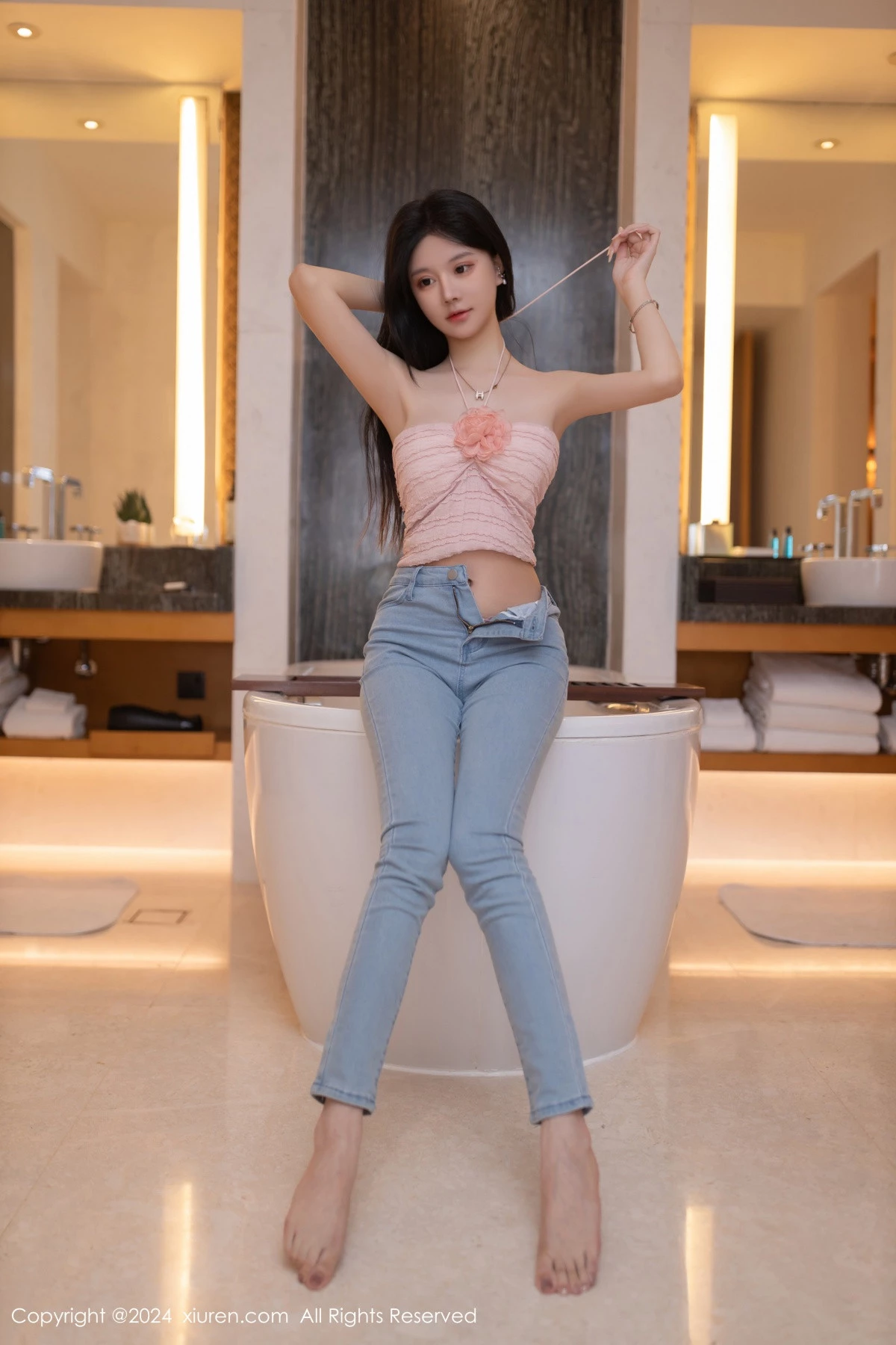 秀人集.com_[XiuRen秀人网]No.8672_模特幼幼性感粉色上衣配蓝色牛仔裤半脱秀翘臀美腿撩人诱惑写真80P