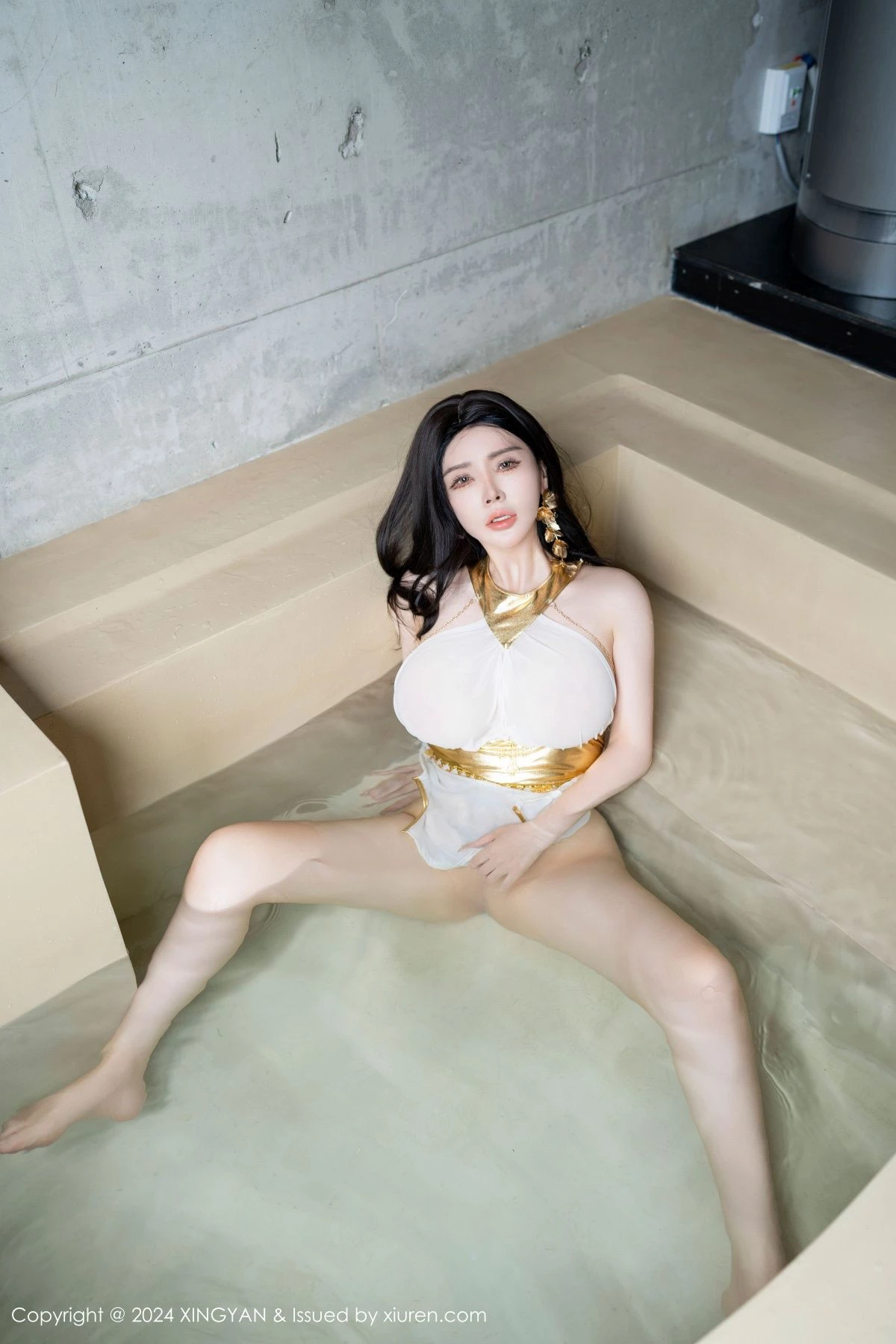 秀人集.com_[XINGYAN星颜社]VOL.238_模特潘思沁性感白色轻透连衣短裙配原色丝袜秀丰满身材诱惑写真82P