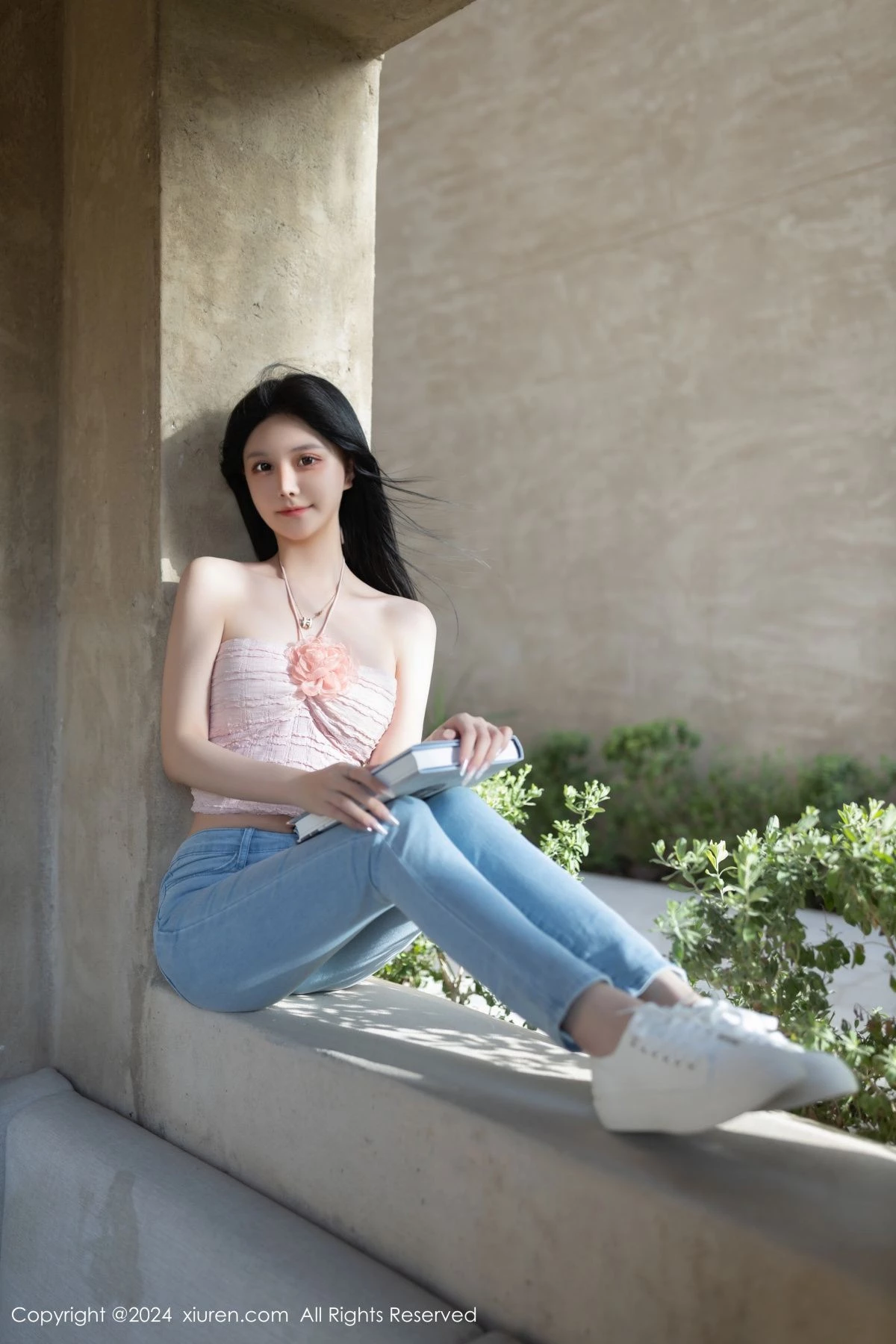 秀人集.com_[XiuRen秀人网]No.8672_模特幼幼性感粉色上衣配蓝色牛仔裤半脱秀翘臀美腿撩人诱惑写真80P