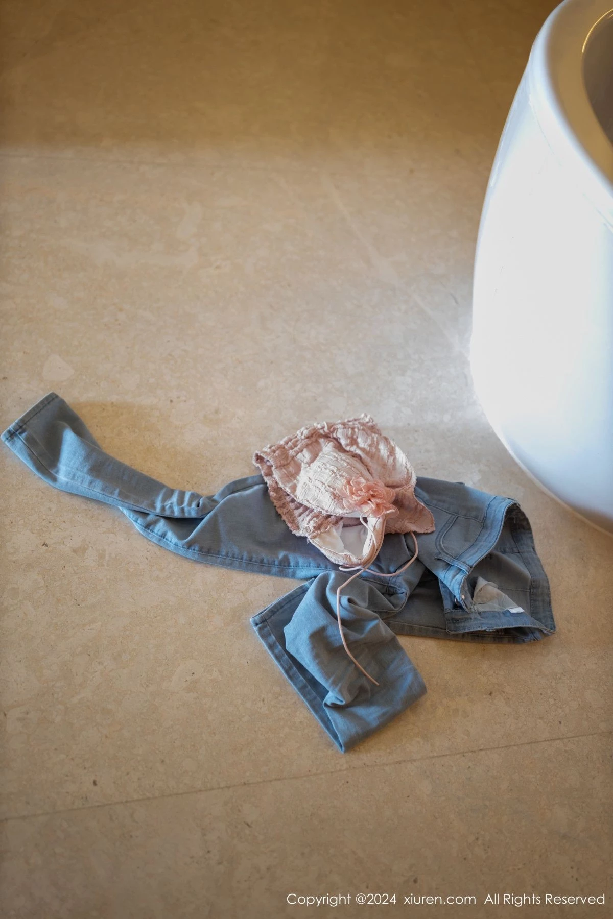 秀人集.com_[XiuRen秀人网]No.8672_模特幼幼性感粉色上衣配蓝色牛仔裤半脱秀翘臀美腿撩人诱惑写真80P