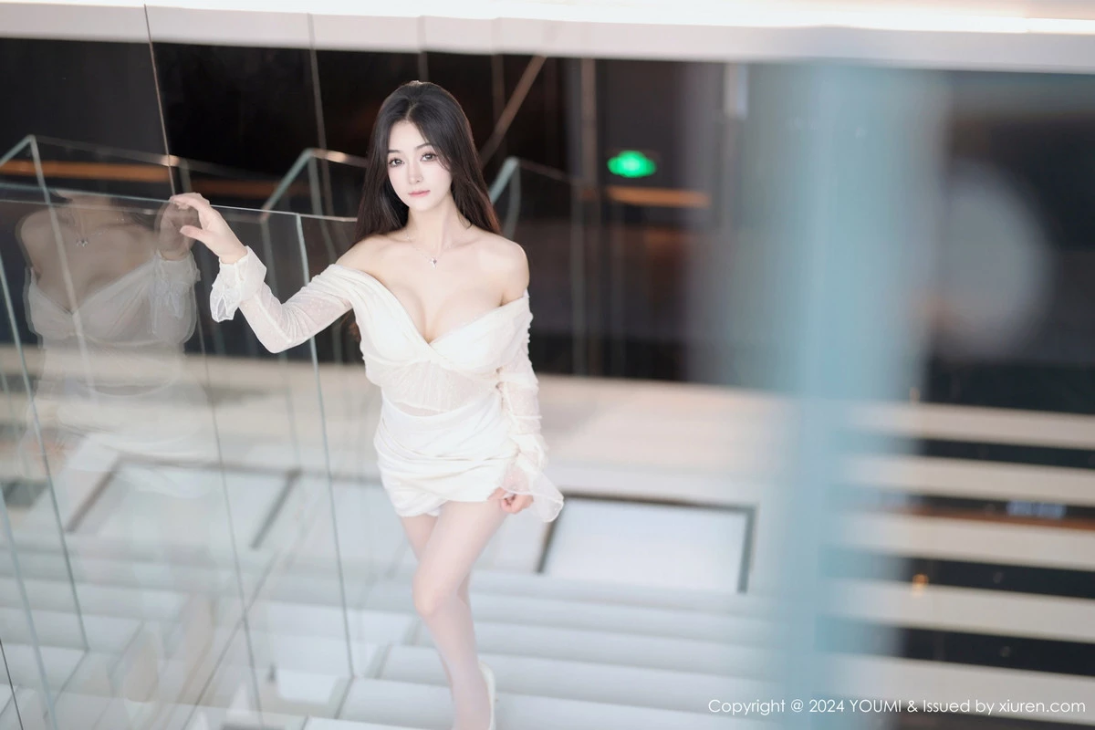 秀人集.com_[YouMi尤蜜荟]Vol.1072_模特谭小灵性感浅色轻透上衣配短裙露白丝袜秀曼妙身姿诱惑写真96P