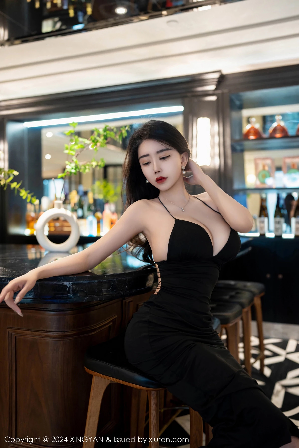 秀人集.com_[XINGYAN星颜社]VOL.240_模特李若汐性感黑色吊带长裙配超薄黑丝秀丰腴惹火身材诱惑写真77P
