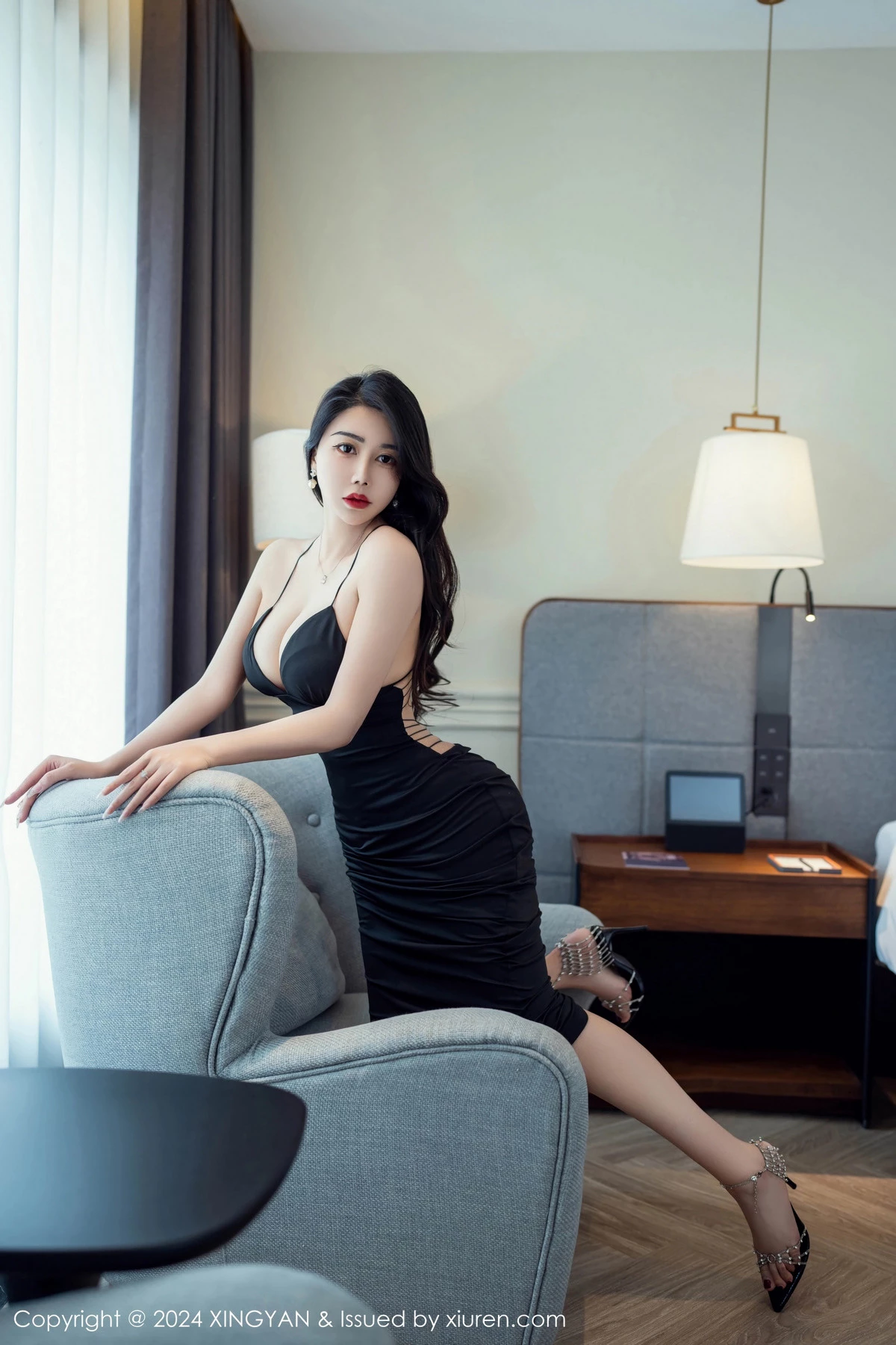 秀人集.com_[XINGYAN星颜社]VOL.240_模特李若汐性感黑色吊带长裙配超薄黑丝秀丰腴惹火身材诱惑写真77P