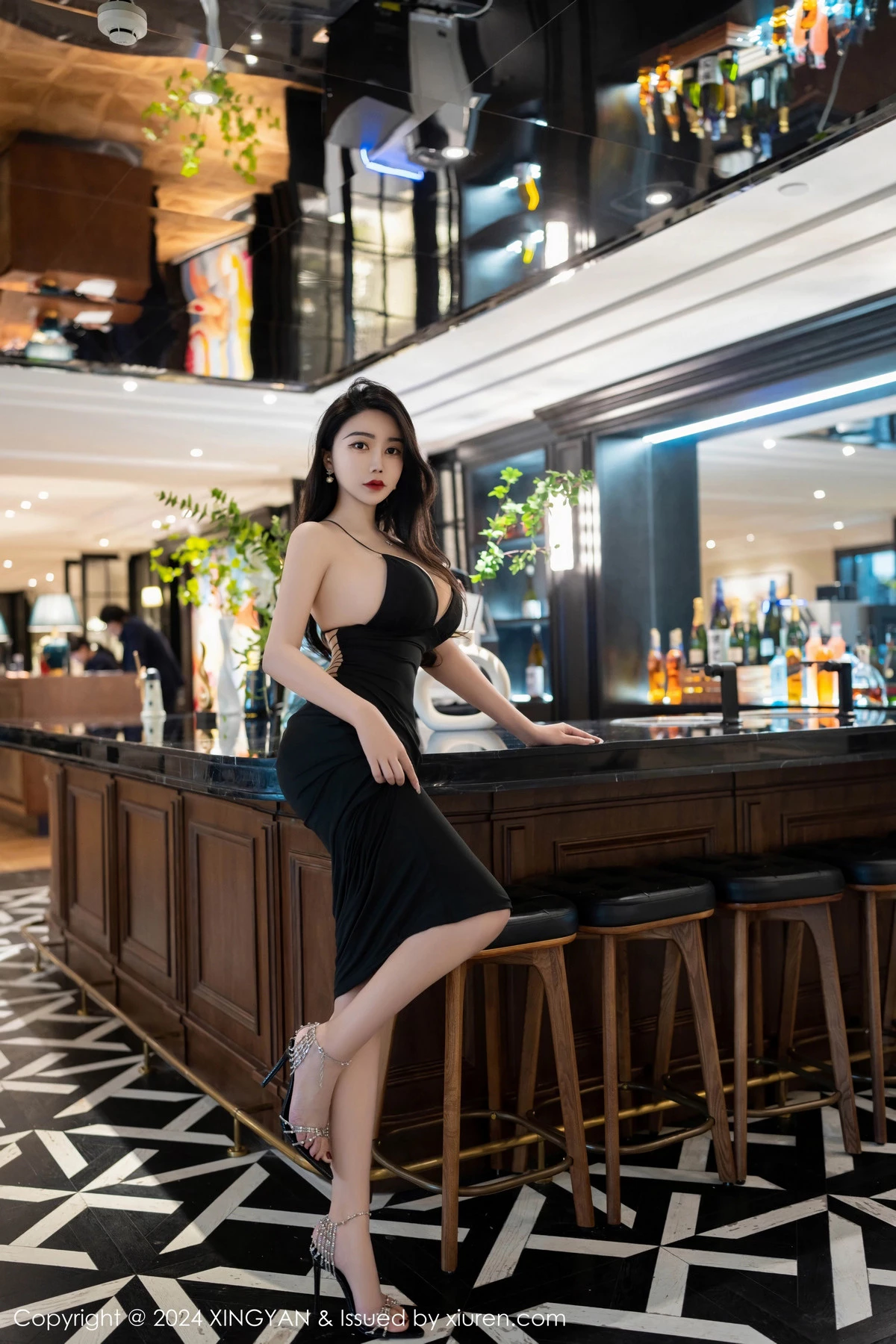 秀人集.com_[XINGYAN星颜社]VOL.240_模特李若汐性感黑色吊带长裙配超薄黑丝秀丰腴惹火身材诱惑写真77P