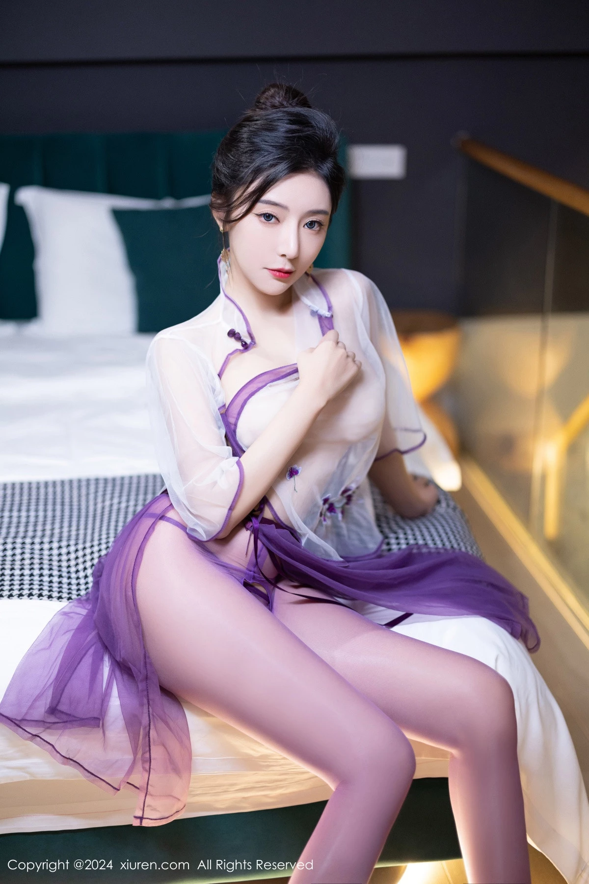 秀人集.com_[XiuRen秀人网]No.8698_女神王馨瑶yanni性感紫色露肩连衣裙配紫丝袜秀完美身材诱惑写真80P