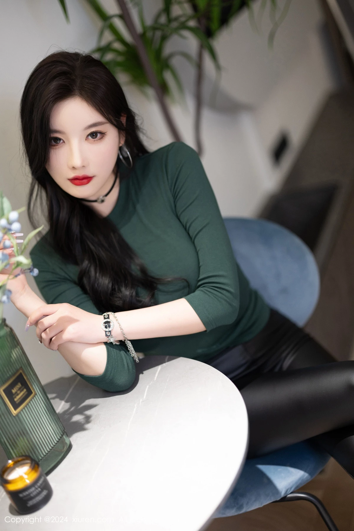 秀人集.com_[XiuRen秀人网]No.8707_女神杨晨晨墨绿色上衣配黑皮长裤露性感内衣配超薄肉丝诱惑写真90P