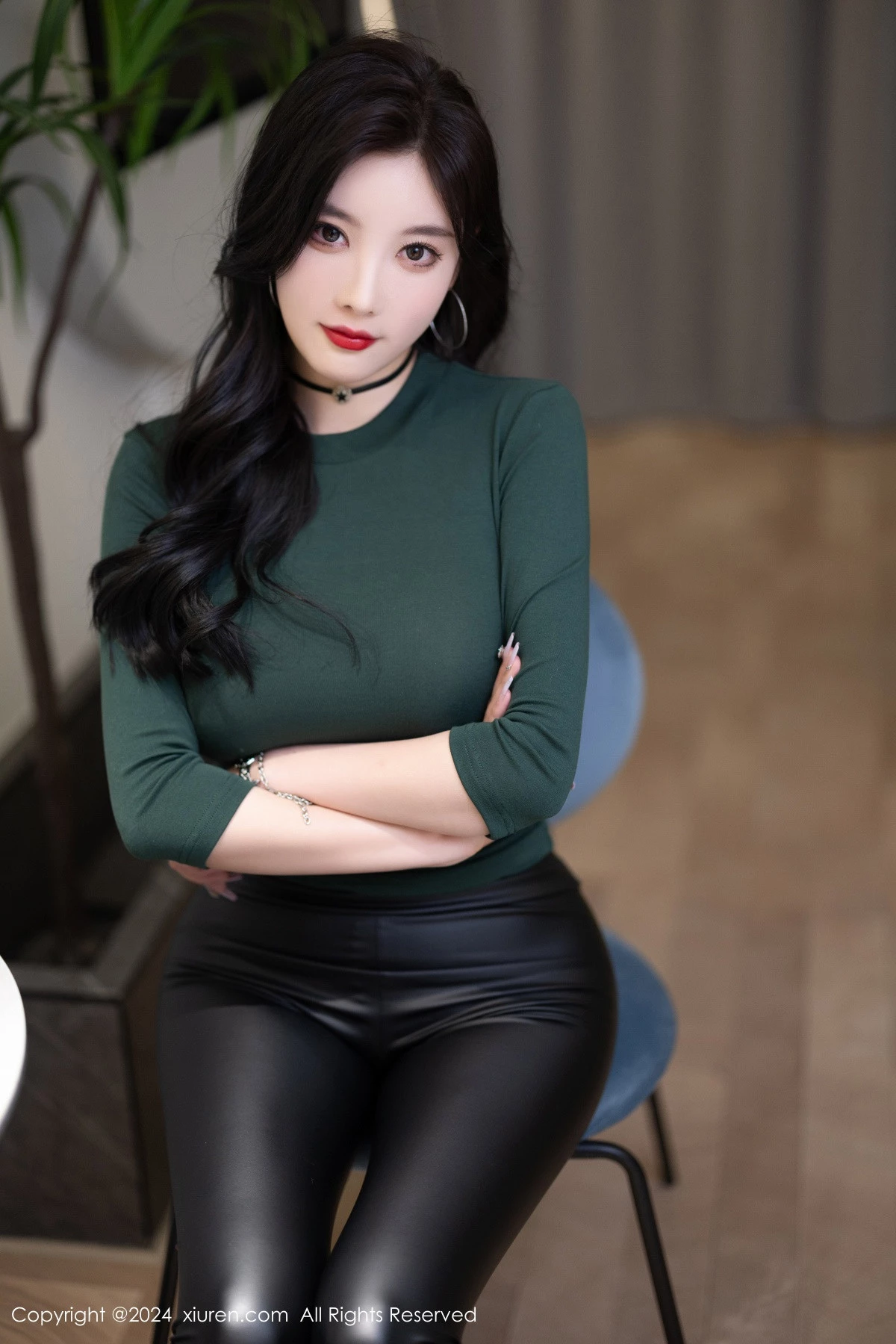 秀人集.com_[XiuRen秀人网]No.8707_女神杨晨晨墨绿色上衣配黑皮长裤露性感内衣配超薄肉丝诱惑写真90P