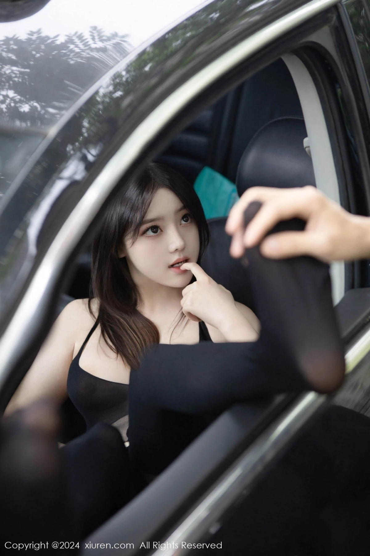 秀人集.com_[XiuRen秀人网]No.8708_模特豆瓣酱车内场景性感薄透连体黑丝秀丰满身材惹火诱惑写真104P