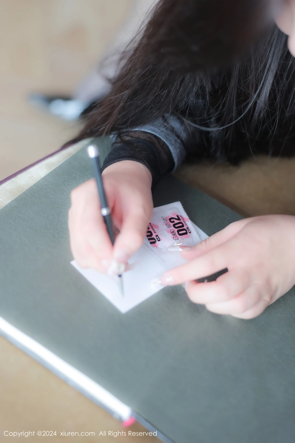 秀人集.com_[XiuRen秀人网]No.8712_模特王婉悠Queen性感灰色西服露情趣内衣秀惹火身材诱惑写真82P