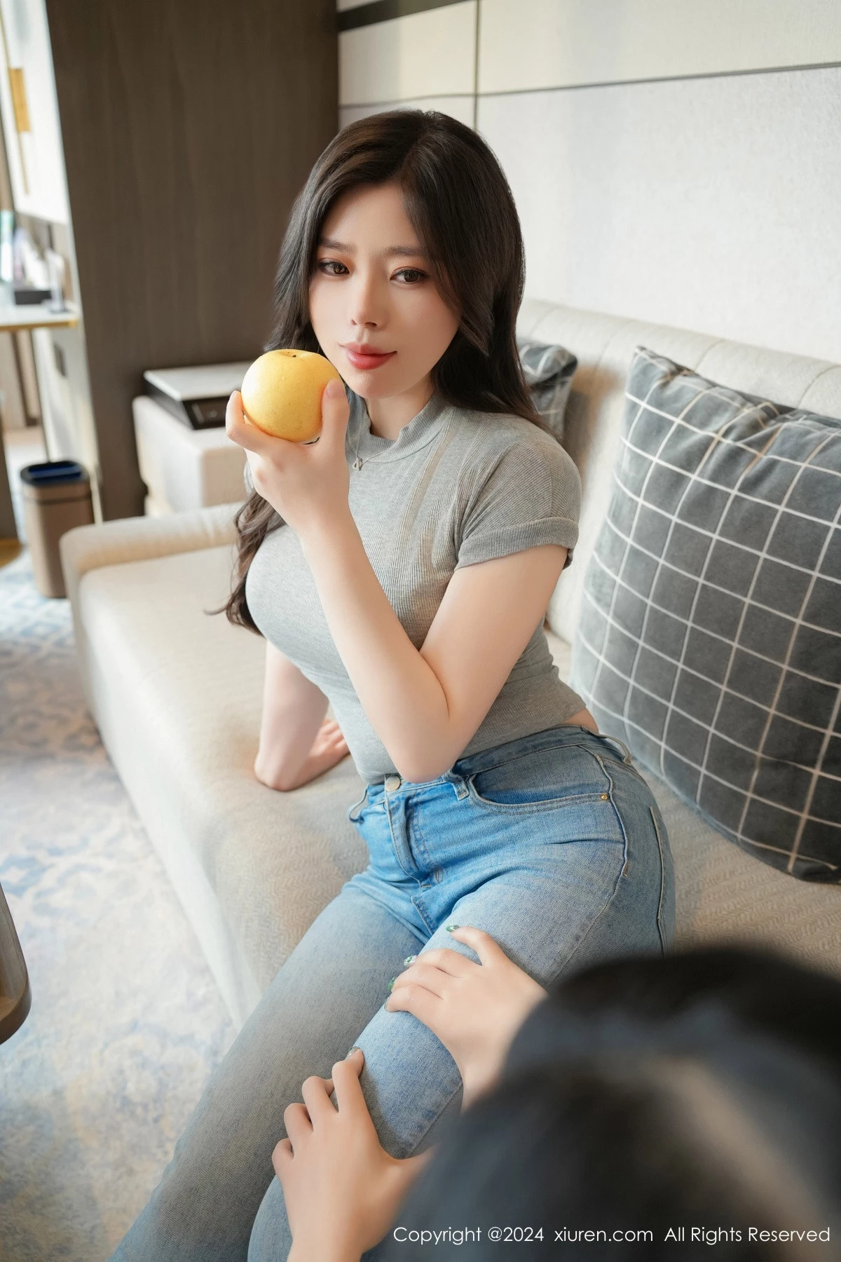 秀人集.com_[XiuRen秀人网]No.8711_模特白茹雪灰上衣露性感红色内衣配超薄灰丝秀丰腴身材诱惑写真85P