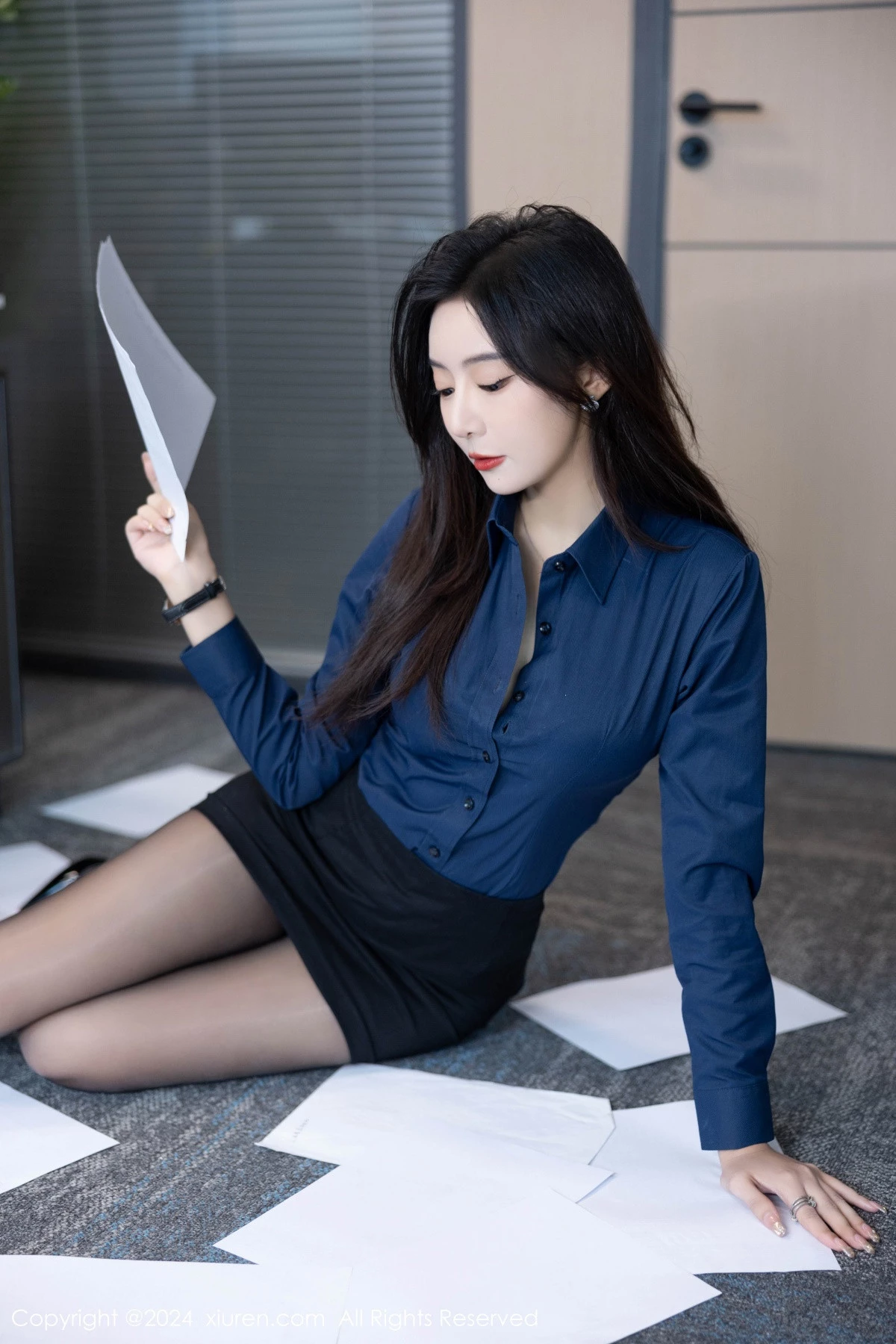 秀人集.com_[XiuRen秀人网]No.8760_女神王馨瑶yanni性感Ol深色服饰配开档黑丝秀完美身材诱惑写真88P