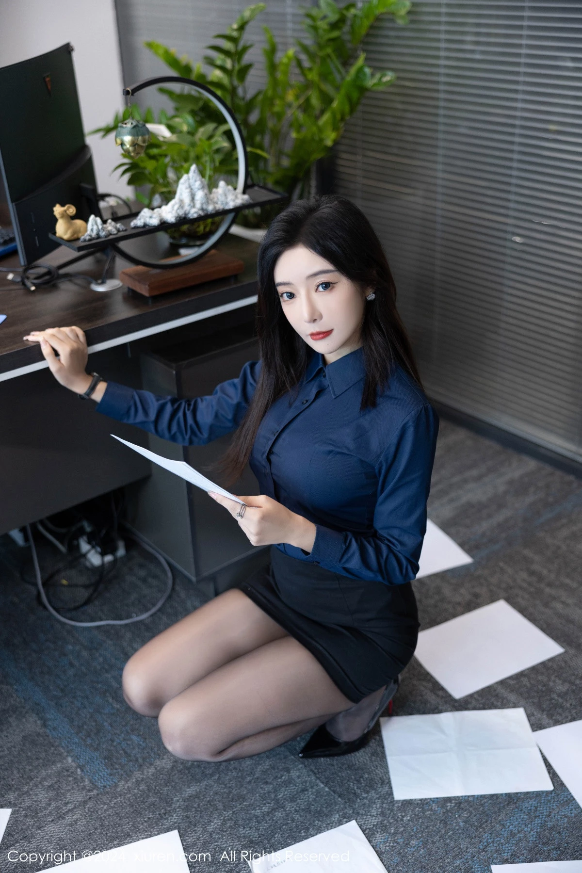 秀人集.com_[XiuRen秀人网]No.8760_女神王馨瑶yanni性感Ol深色服饰配开档黑丝秀完美身材诱惑写真88P