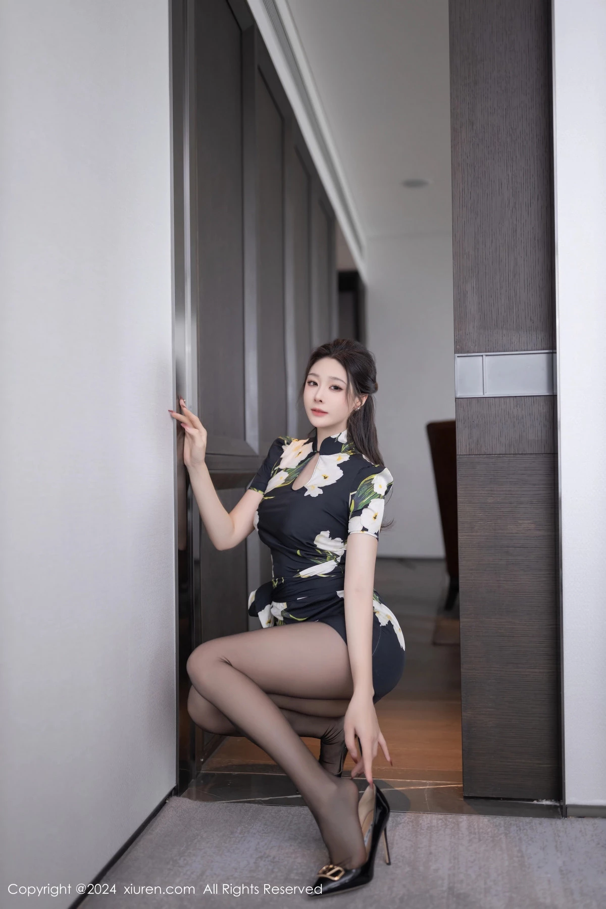 秀人集.com_[XiuRen秀人网]No.8768_模特小逗逗性感花色图案连衣短裙配超薄黑丝秀曼妙身姿诱惑写真80P