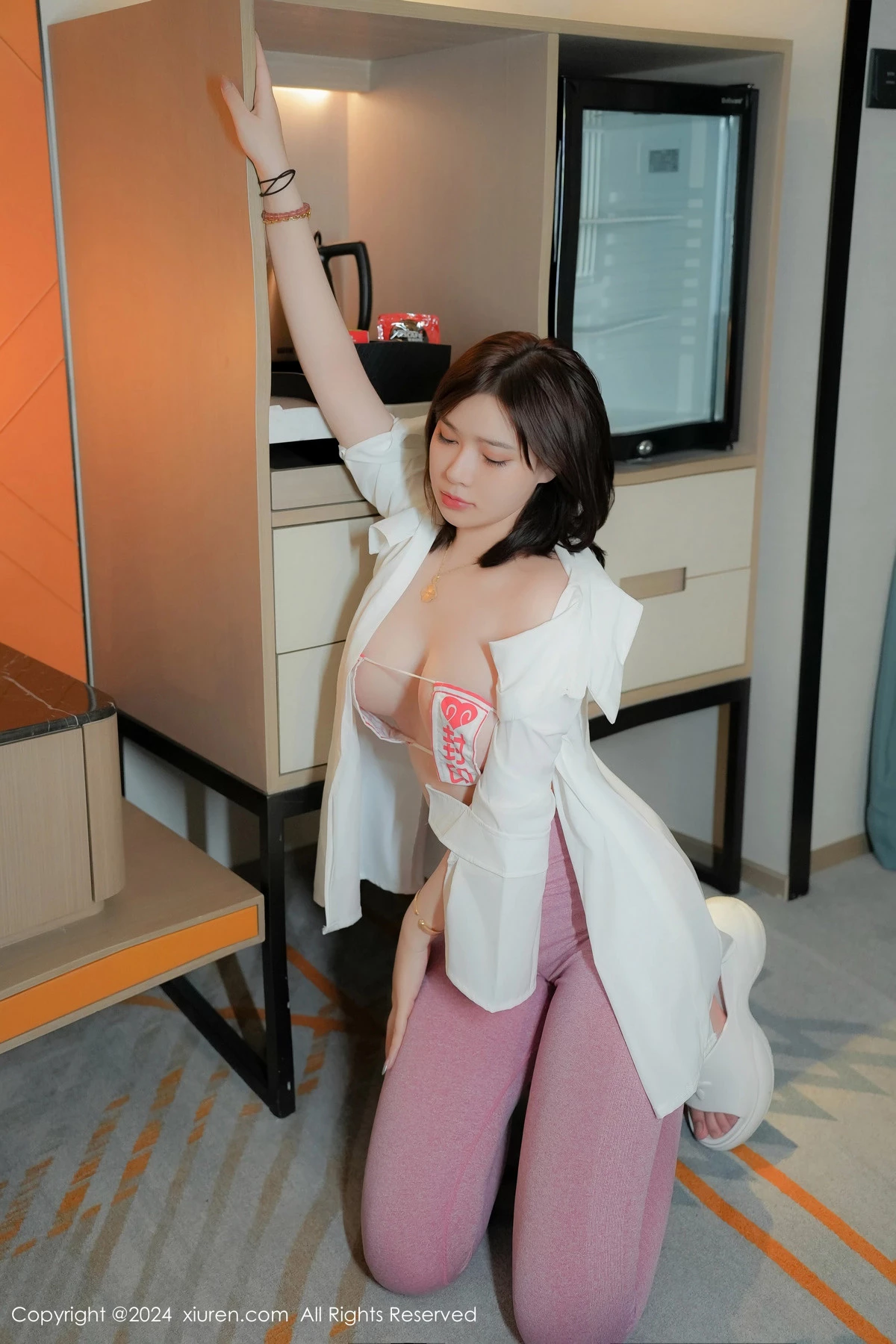 秀人集.com_[XiuRen秀人网]No.8763_模特nana豆酱性感白色衬衫配粉色瑜伽裤半脱秀翘臀美腿诱惑写真72P