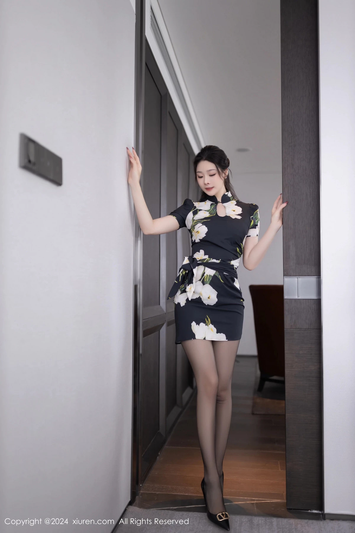 秀人集.com_[XiuRen秀人网]No.8768_模特小逗逗性感花色图案连衣短裙配超薄黑丝秀曼妙身姿诱惑写真80P