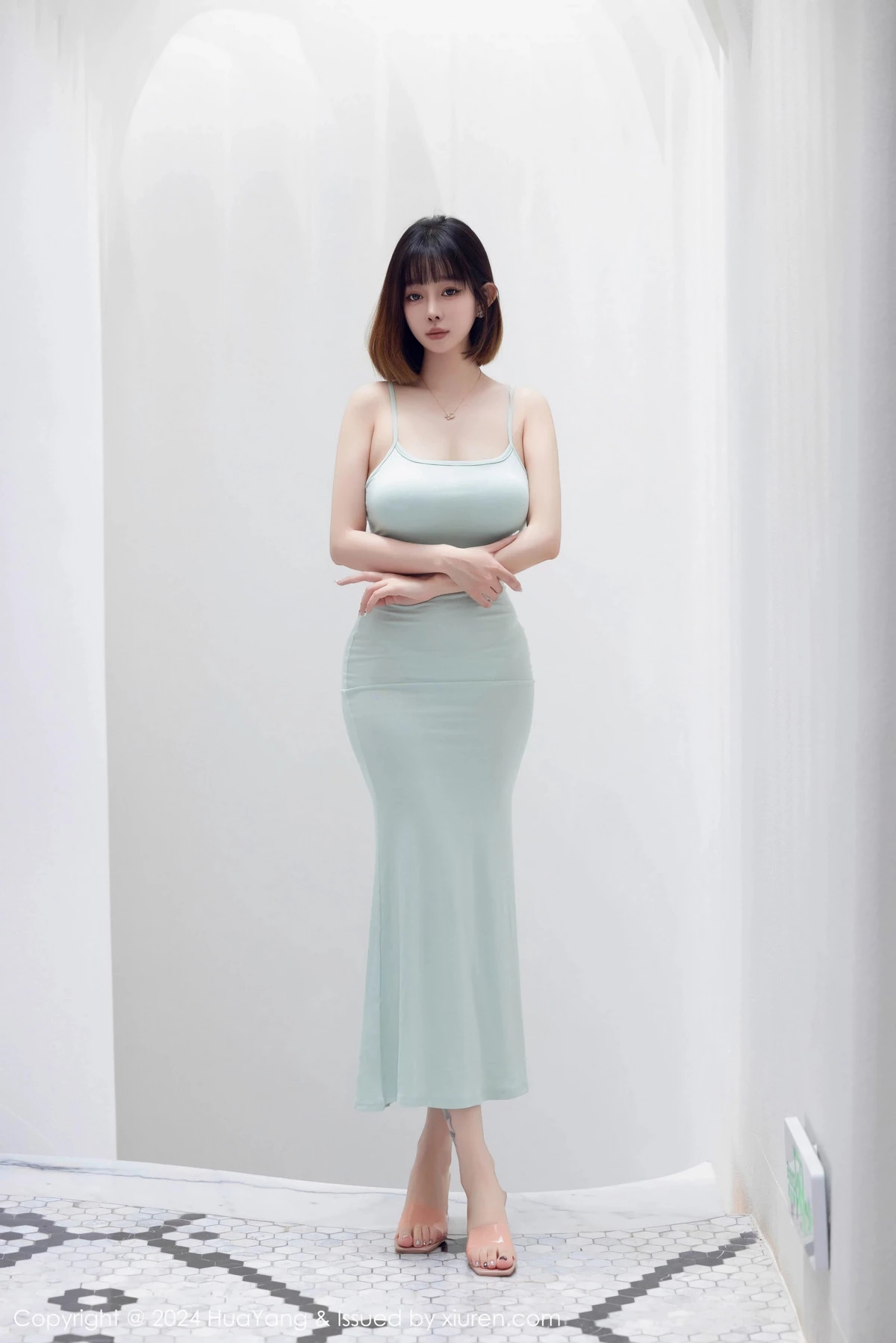 秀人集.com_[HuaYang花漾]Vol.586_女神王雨纯性感淡绿色露肩连衣长裙半脱秀丰腴身姿撩人诱惑写真94P