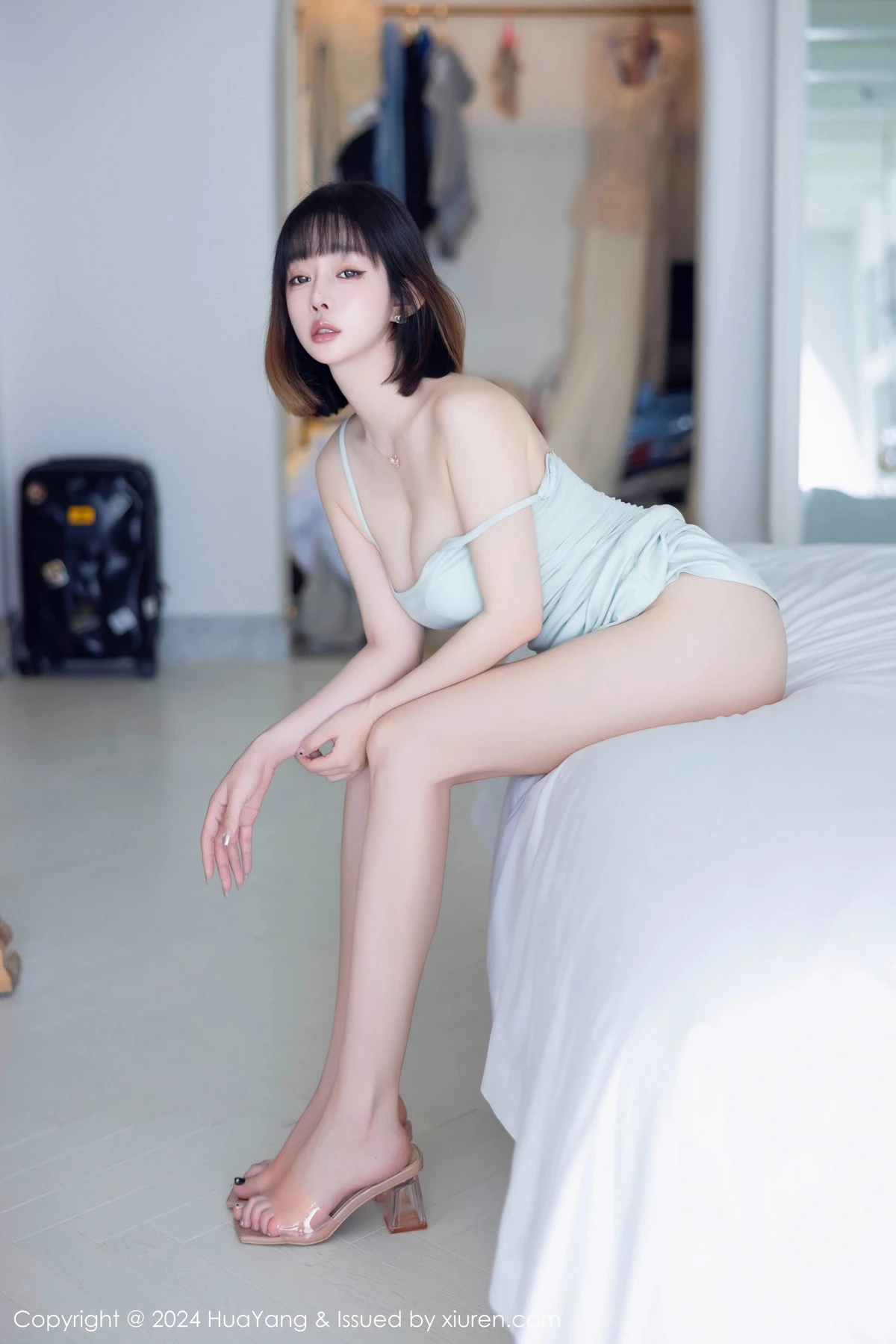 秀人集.com_[HuaYang花漾]Vol.586_女神王雨纯性感淡绿色露肩连衣长裙半脱秀丰腴身姿撩人诱惑写真94P