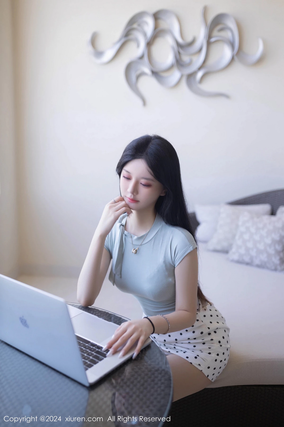 秀人集.com_[XiuRen秀人网]No.8774_模特幼幼性感淡蓝色上衣配白色短裙露超薄肉丝秀美腿诱惑写真80P