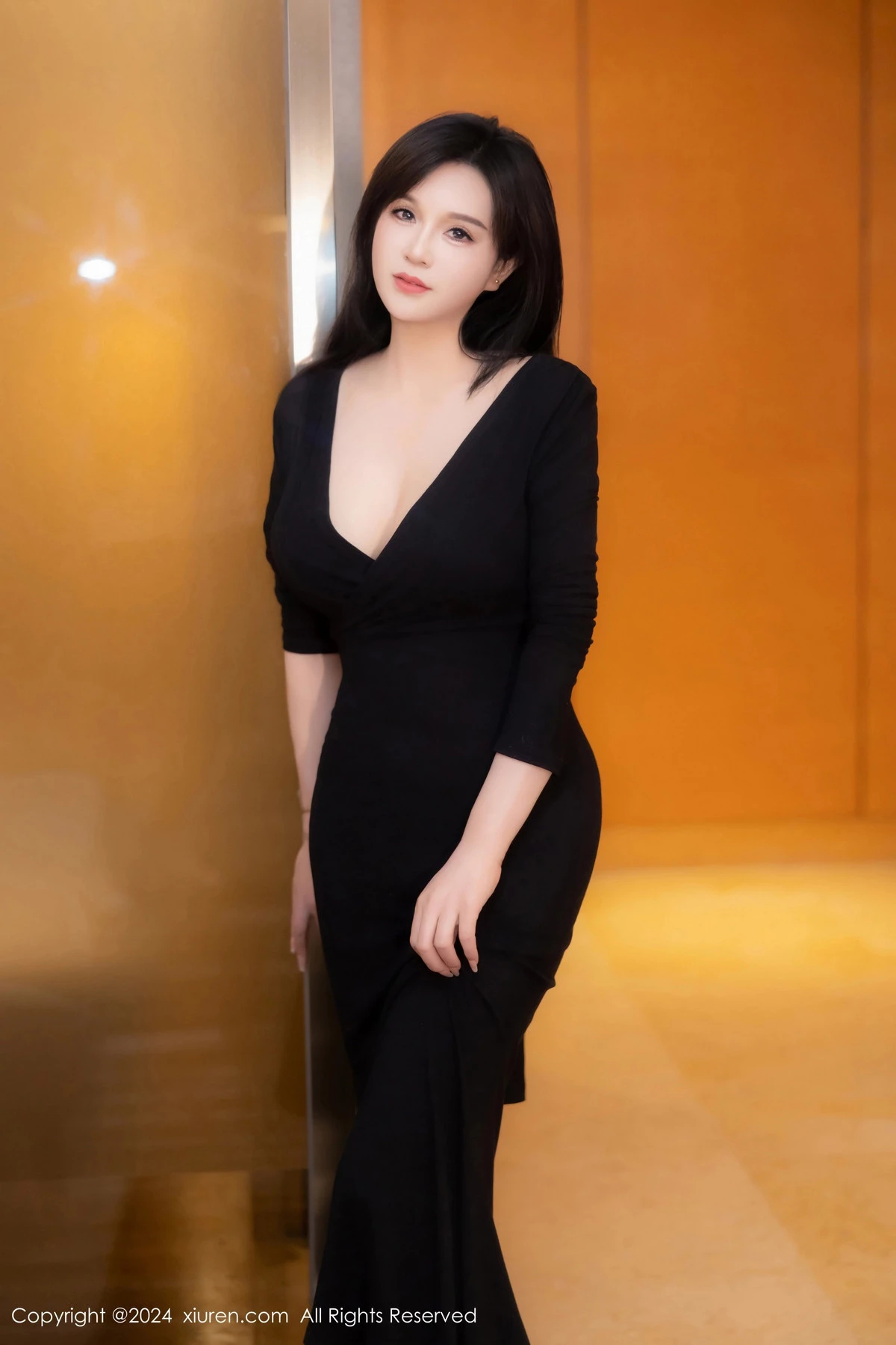 秀人集.com_[XiuRen秀人网]No.8787_新人模特水水姐性感黑色连衣裙配开档黑丝秀翘臀美腿诱惑写真78P