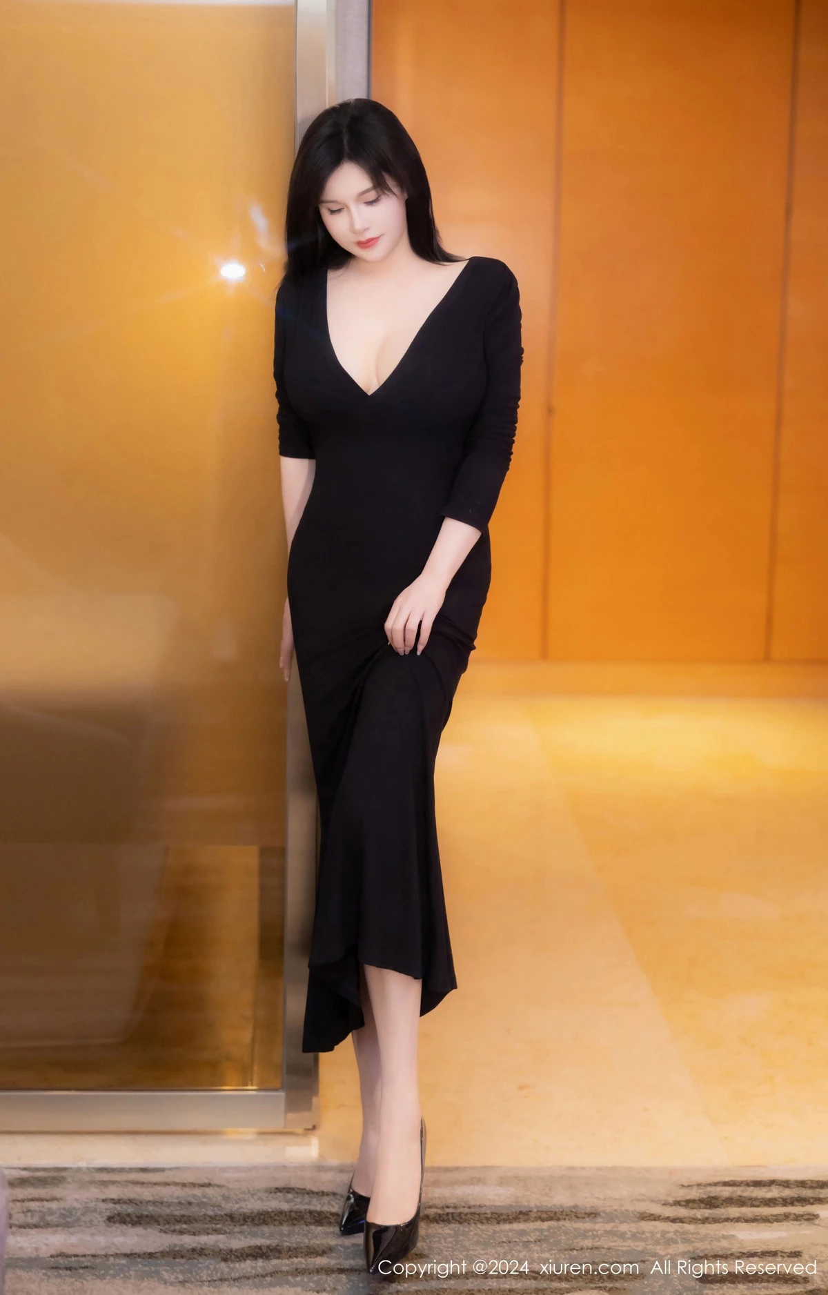 秀人集.com_[XiuRen秀人网]No.8787_新人模特水水姐性感黑色连衣裙配开档黑丝秀翘臀美腿诱惑写真78P