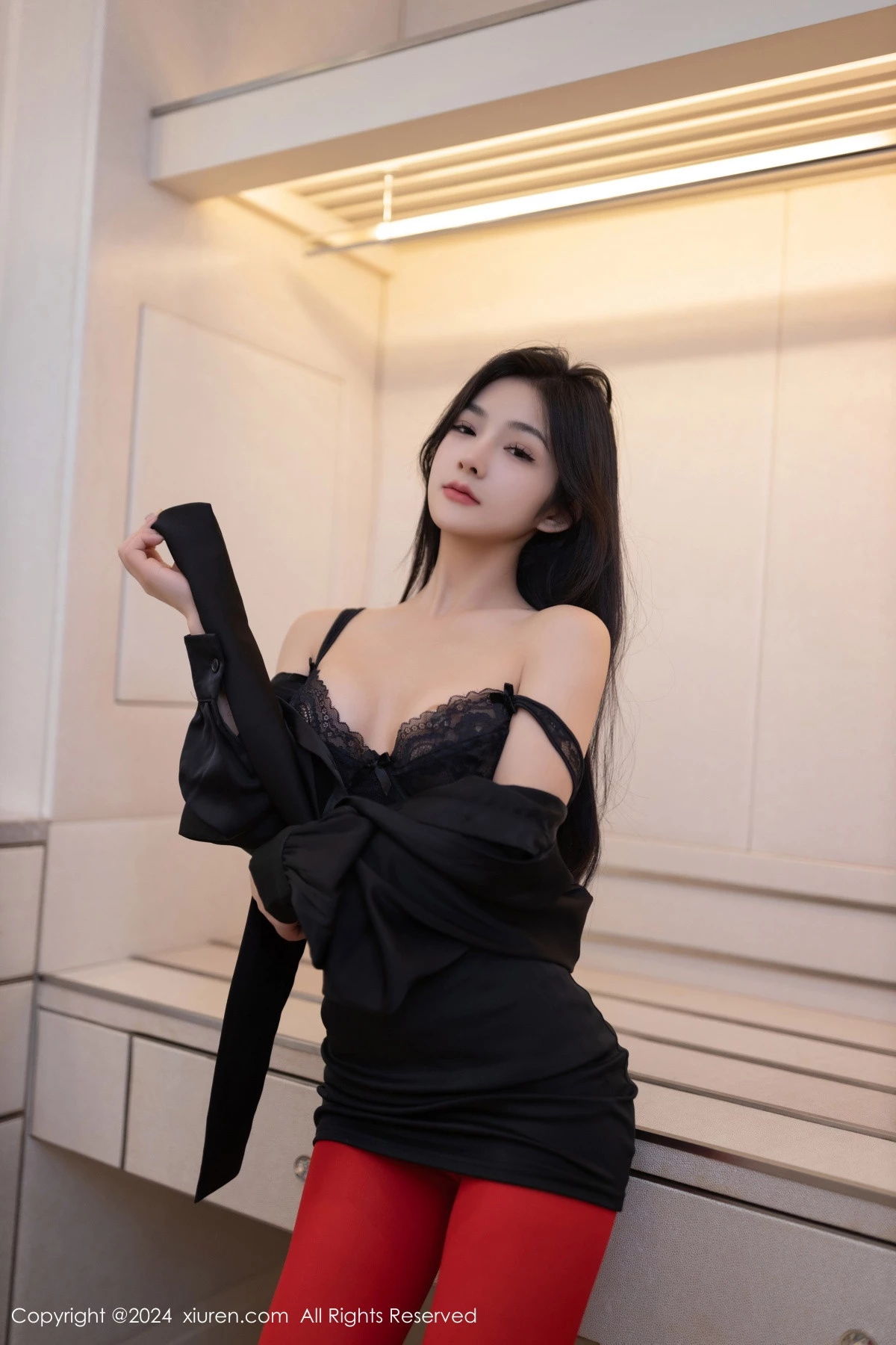 秀人集.com_[XiuRen秀人网]No.8801_模特谭小灵性感黑色连衣短裙配红色丝袜秀惹火身材撩人诱惑写真80P