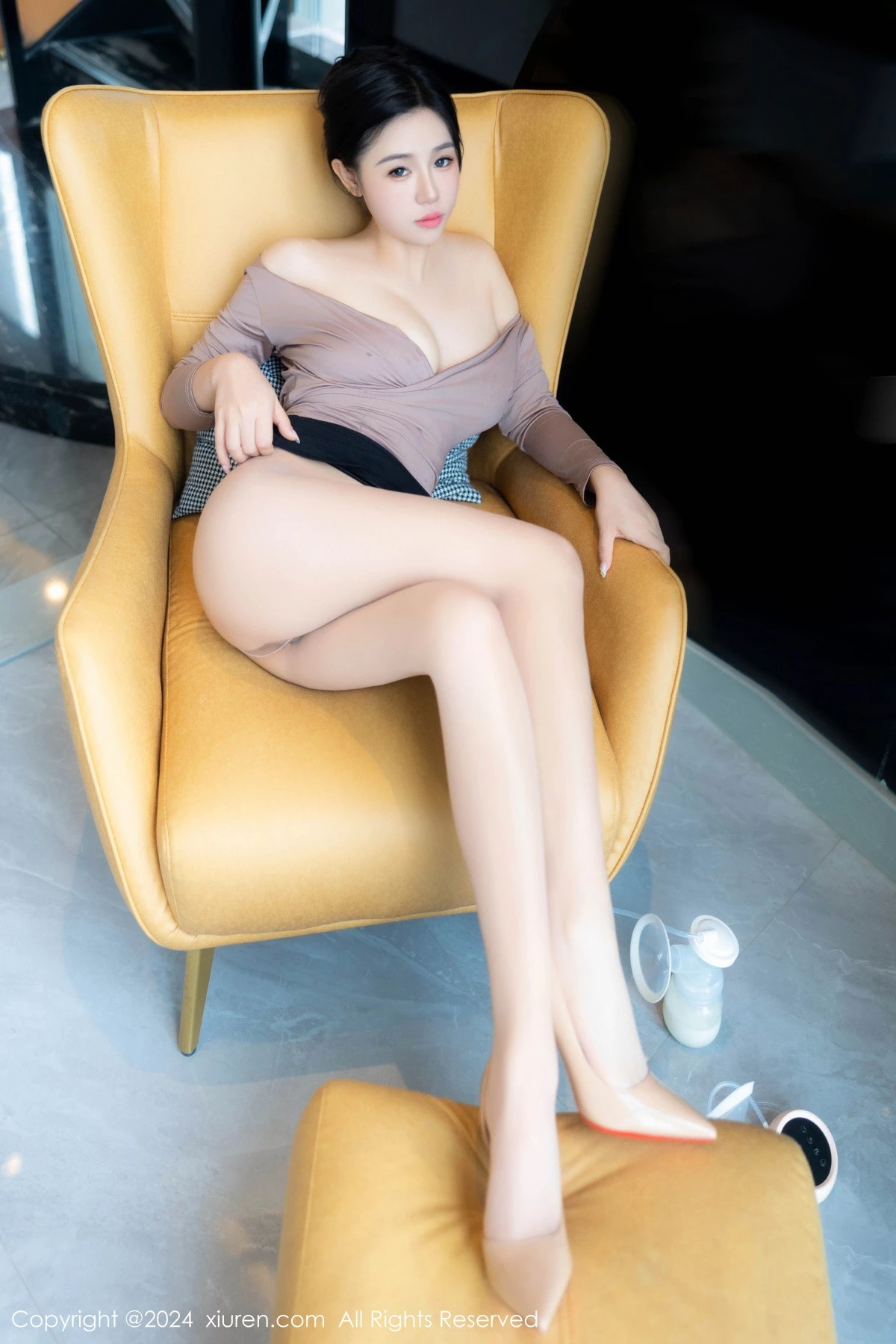 秀人集.com_[XiuRen秀人网]No.8798_模特金小依性感浅粉上衣配黑短裙露超薄肉丝秀惹火身材诱惑写真76P