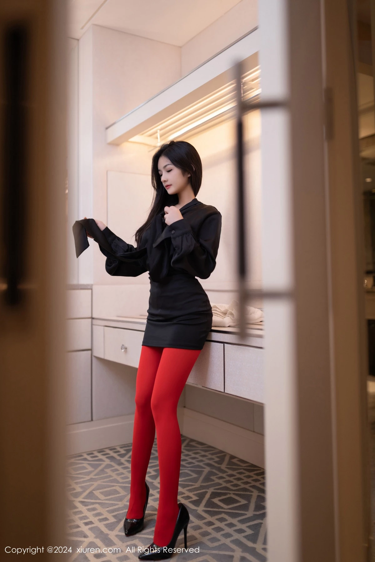 秀人集.com_[XiuRen秀人网]No.8801_模特谭小灵性感黑色连衣短裙配红色丝袜秀惹火身材撩人诱惑写真80P