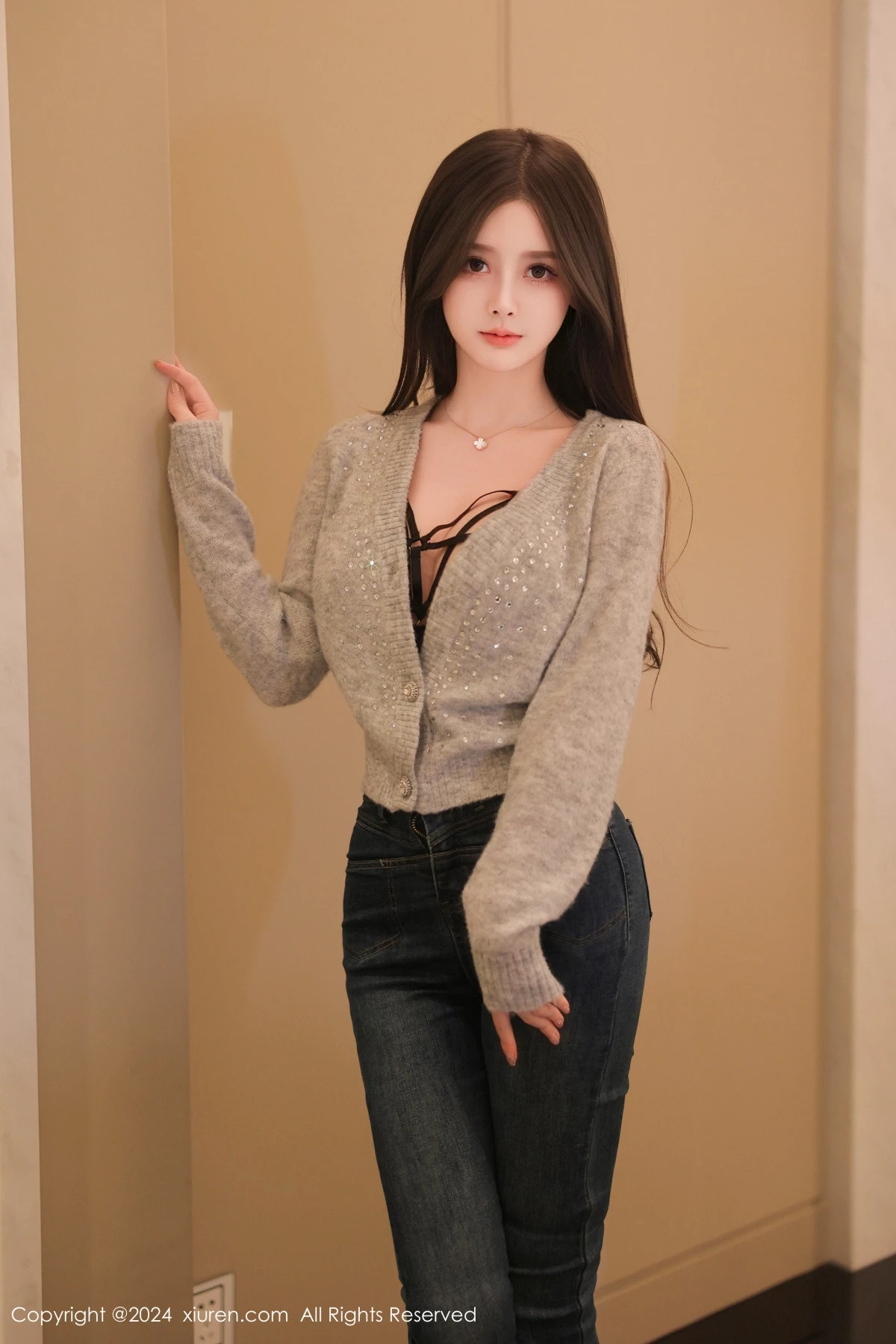 秀人集.com_[XiuRen秀人网]No.8806_模特奶喵喵灰色上衣露性感黑色蕾丝情趣内衣秀丰满身材诱惑写真81P