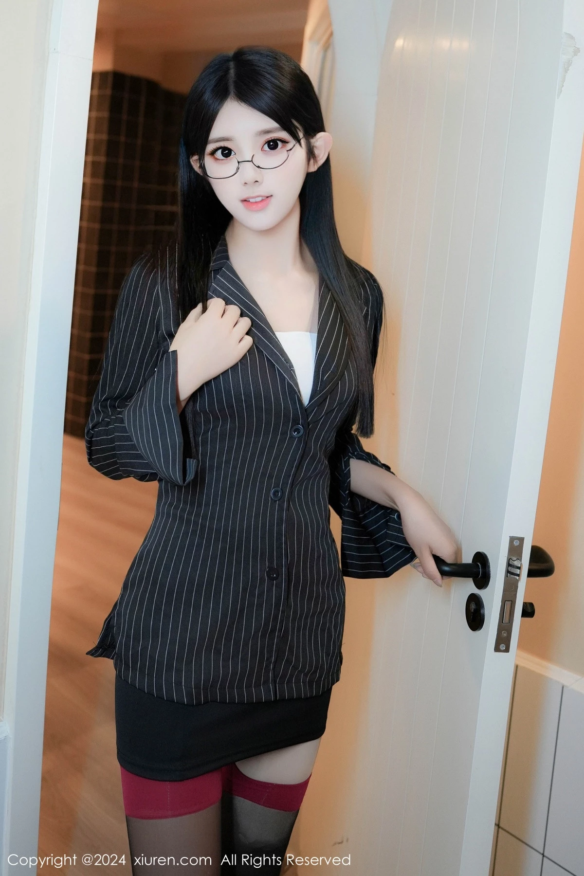 秀人集.com_[XiuRen秀人网]No.8802_模特美少女@性感黑色OL服饰露白色内衣配黑丝吊袜撩人诱惑写真82P