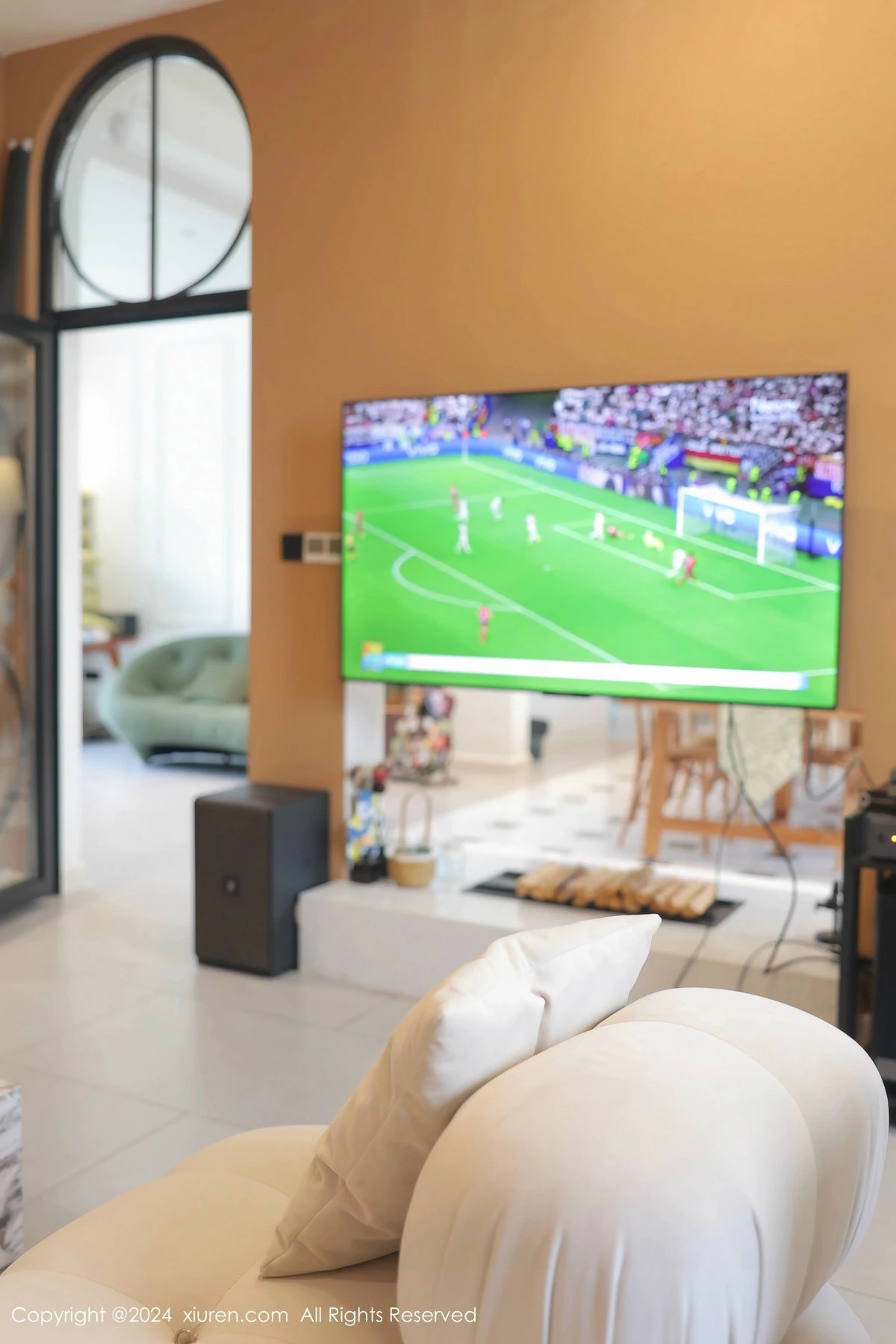 秀人集.com_[XiuRen秀人网]No.8812_模特桃妖夭欧洲杯主题白色球服配白丝袜秀曼妙身姿撩人诱惑写真90P