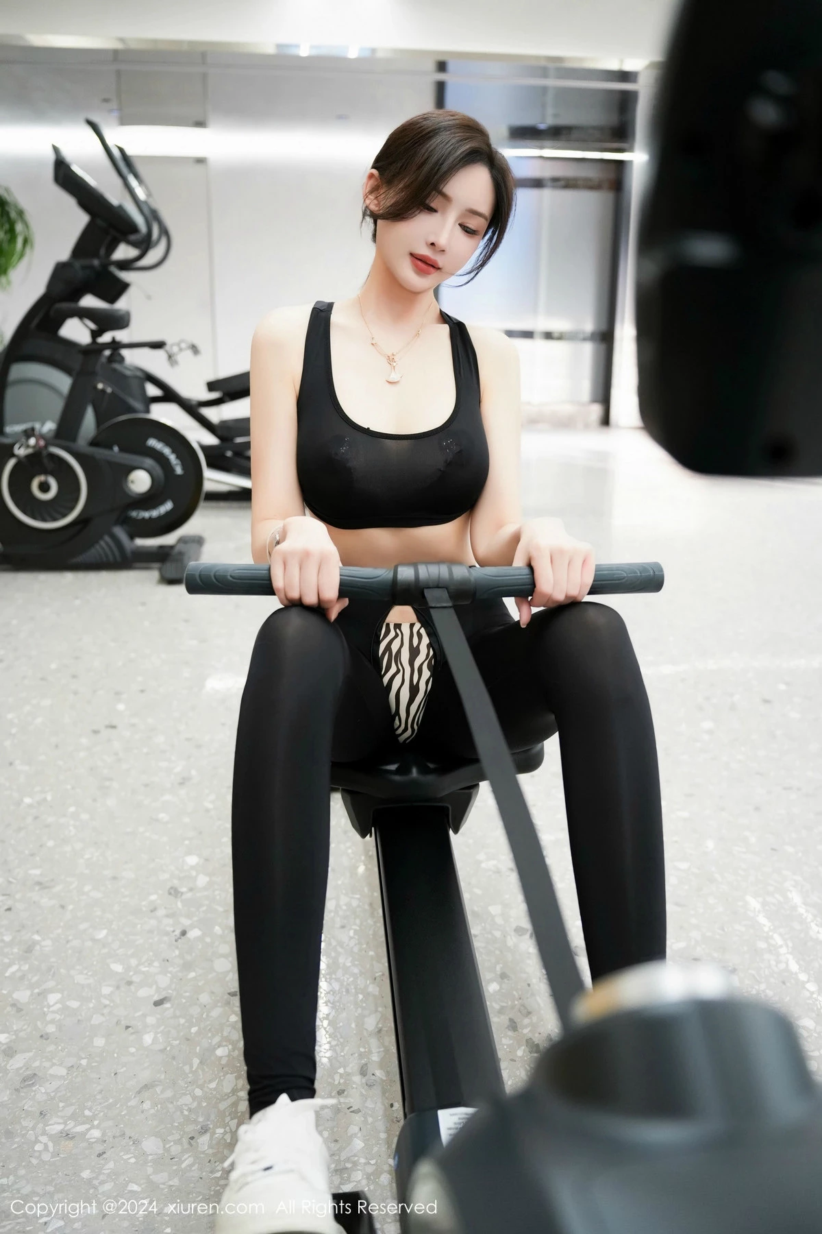 秀人集.com_[XiuRen秀人网]No.8810_女神Carol周妍希性感黑色运动套装配超薄黑丝秀完美身材诱惑写真100P