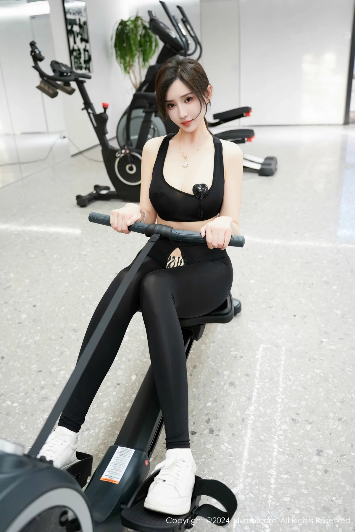 秀人集.com_[XiuRen秀人网]No.8810_女神Carol周妍希性感黑色运动套装配超薄黑丝秀完美身材诱惑写真100P