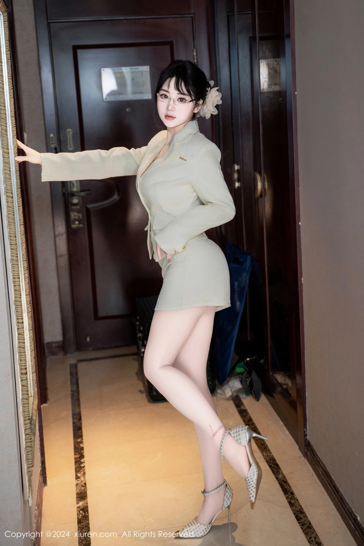 秀人集.com_[XiuRen秀人网]No.8717_模特汐汐爱吃草莓性感OL白色职业装半脱秀惹火身材极致诱惑写真86P