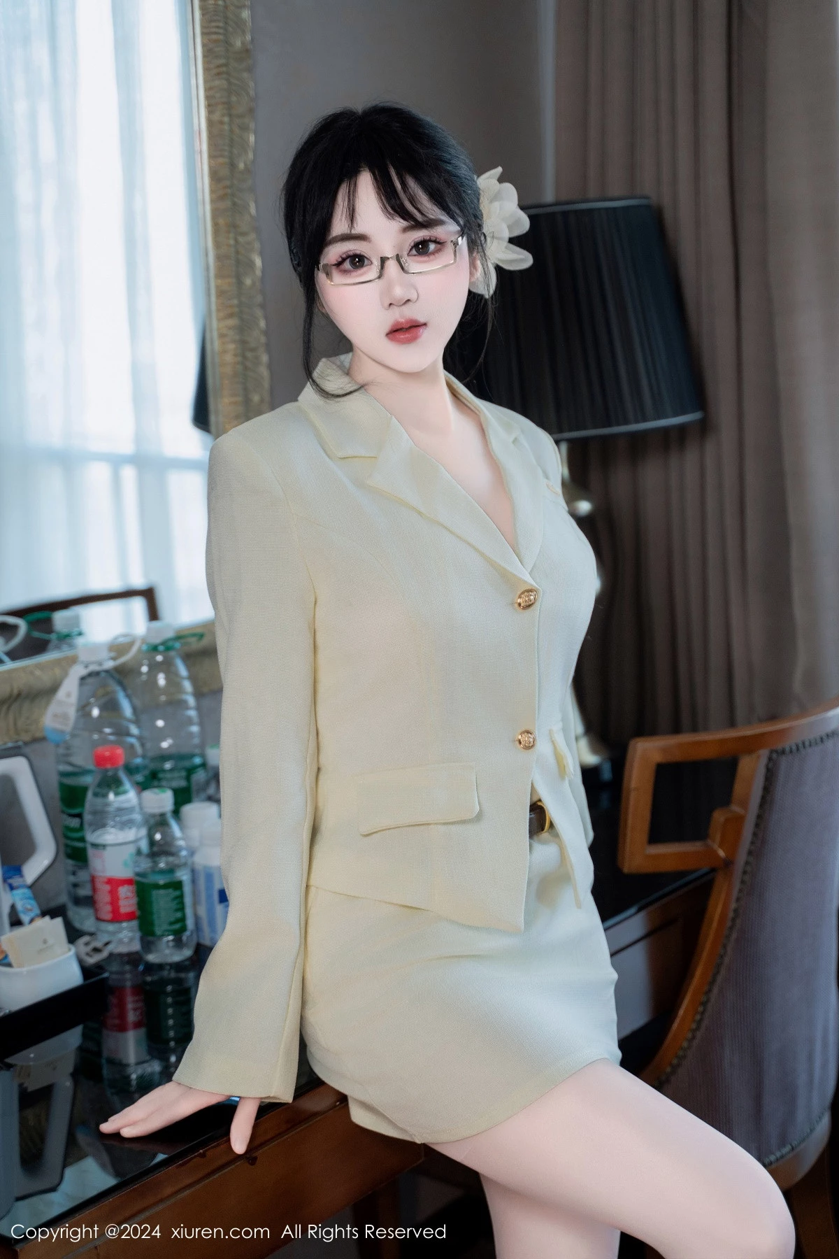 秀人集.com_[XiuRen秀人网]No.8717_模特汐汐爱吃草莓性感OL白色职业装半脱秀惹火身材极致诱惑写真86P