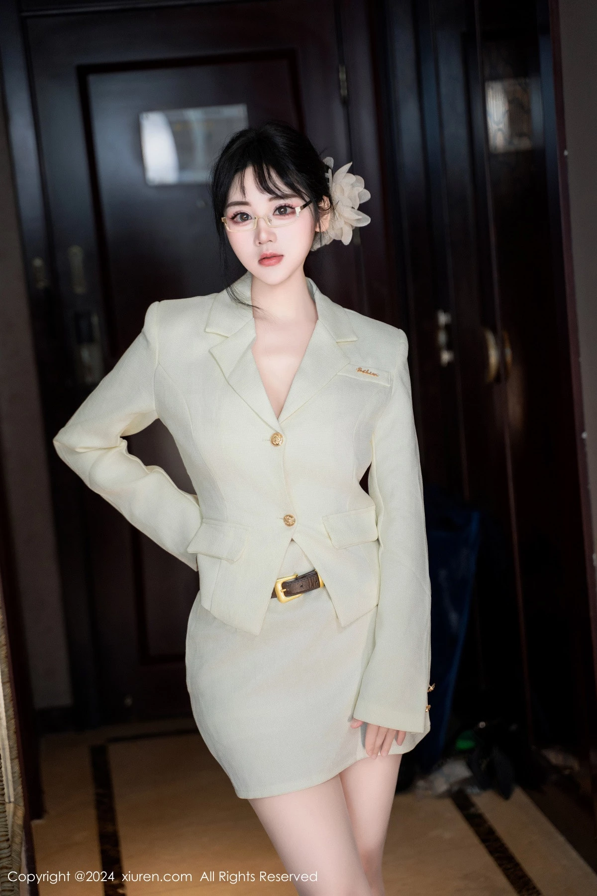 秀人集.com_[XiuRen秀人网]No.8717_模特汐汐爱吃草莓性感OL白色职业装半脱秀惹火身材极致诱惑写真86P