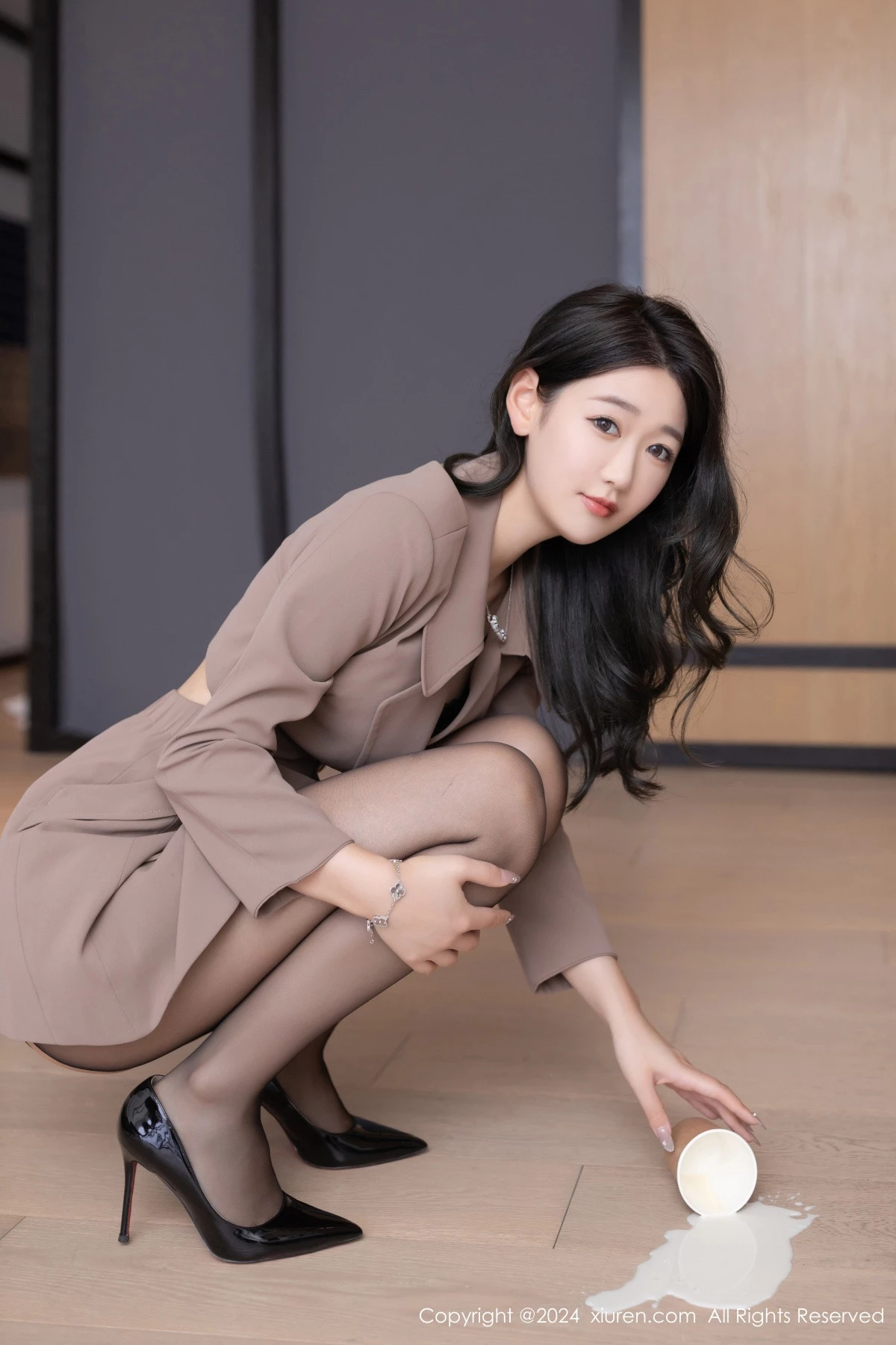 秀人集.com_[XiuRen秀人网]No.8824_模特唐安琪性感秘书OL服饰露黑色蕾丝内衣秀曼妙身姿迷人写真83P