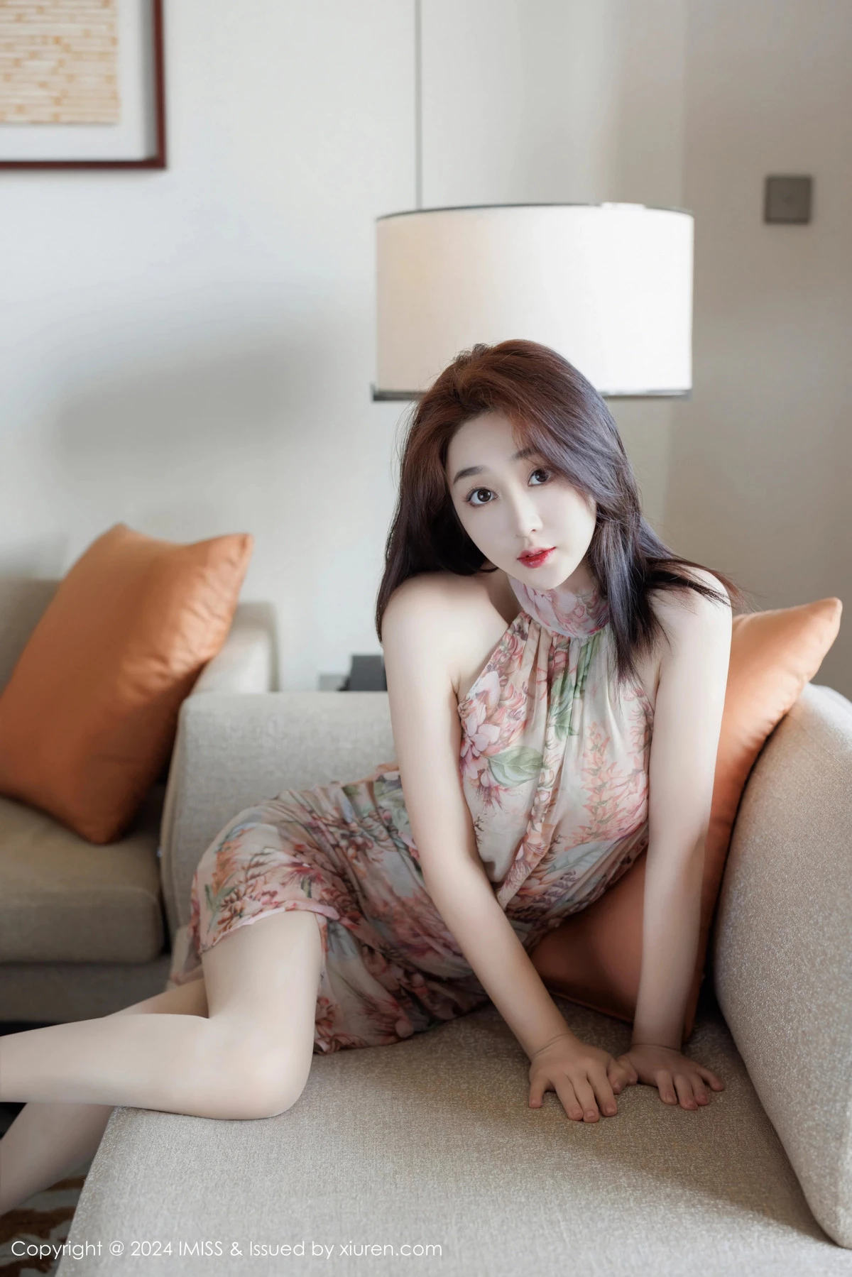 秀人集.com_[IMISS爱蜜社]Vol.772_模特九月生性感浅色连衣短裙配超薄肉丝秀翘臀美腿迷人诱惑写真52P